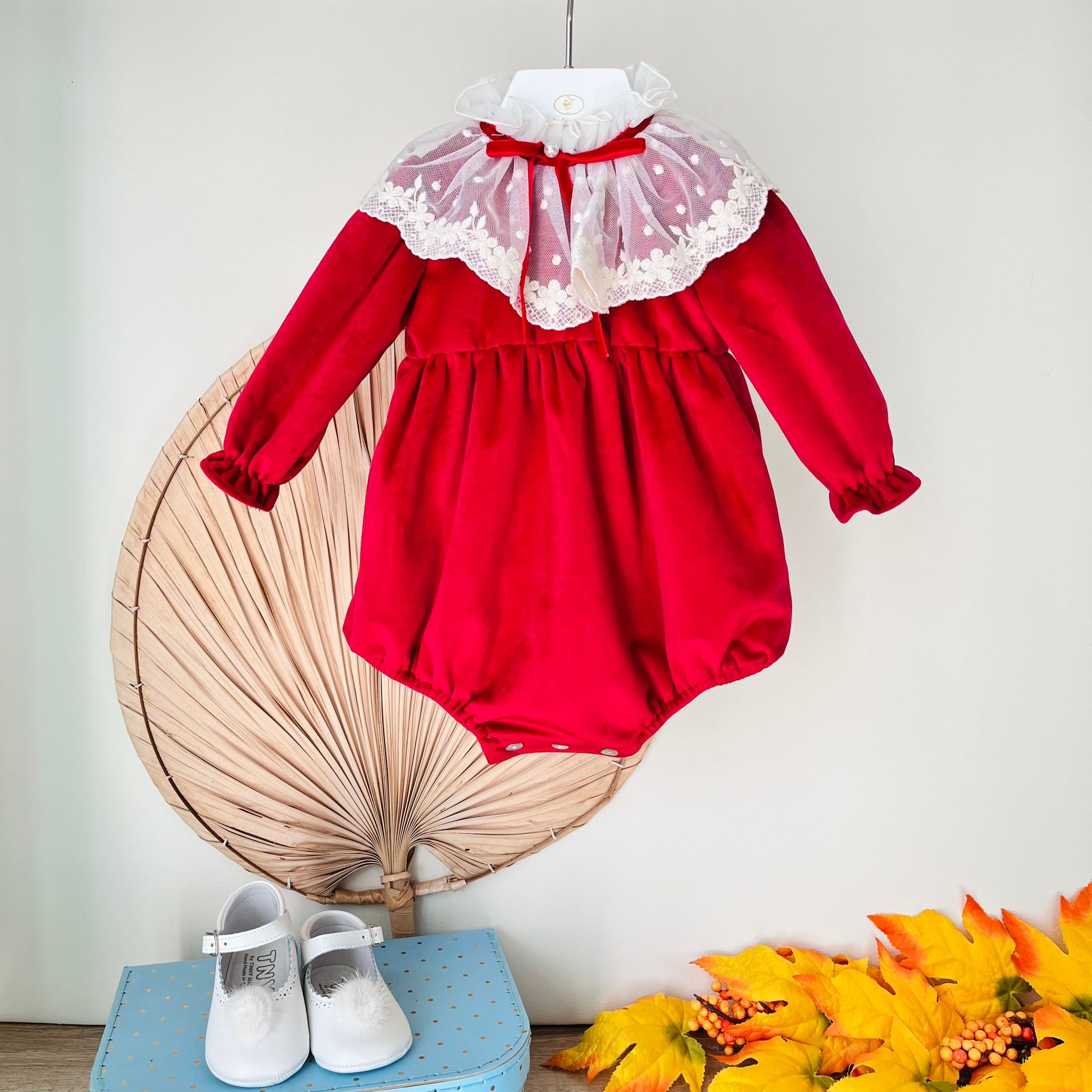 PAGLIACCETTO IN VELLUTINO CON COLLETTO A POIS E FIORELLINI RICAMATI ROSSO - Noi da piccoli