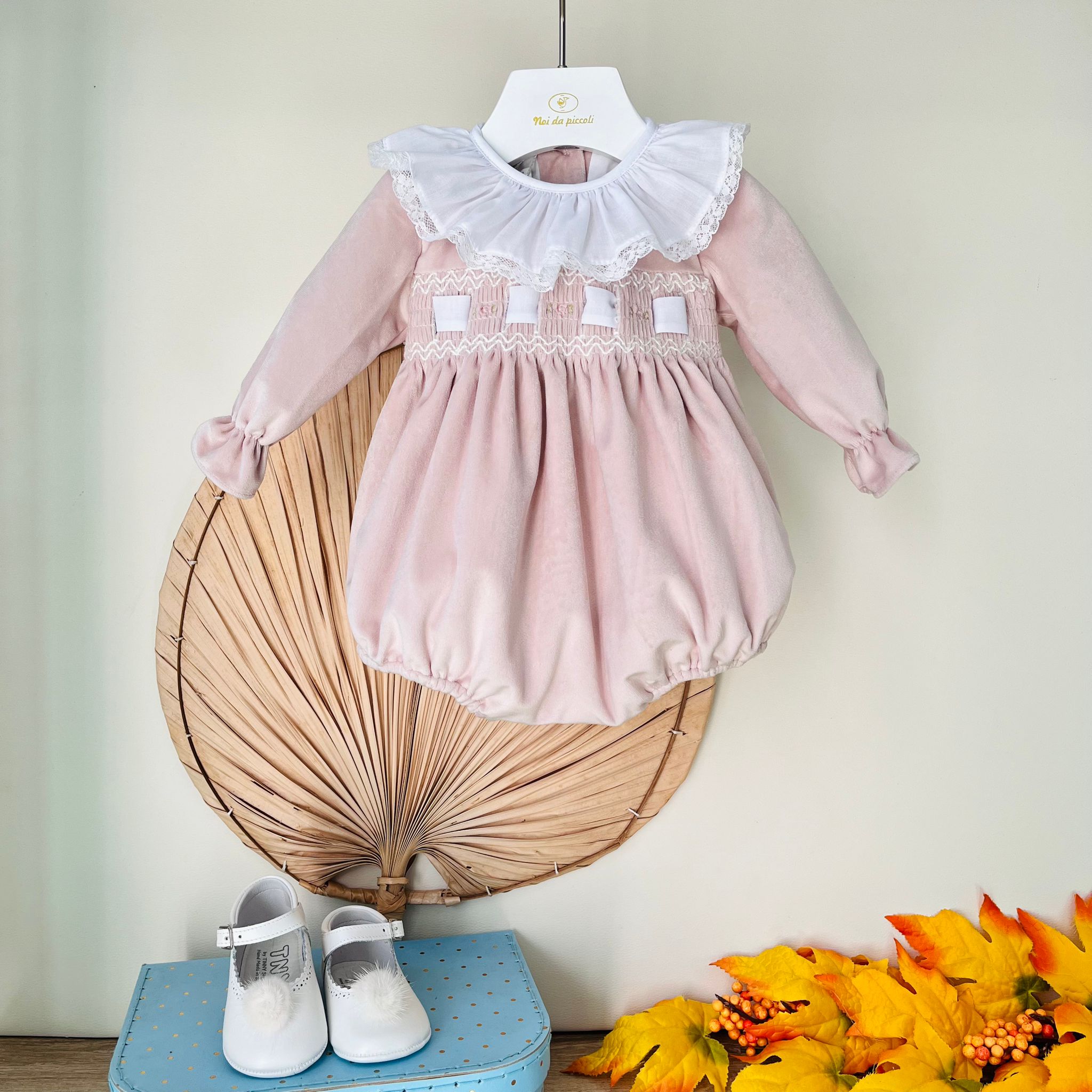 PAGLIACCETTO IN VELLUTINO CON COLLETTO A VOLANT RICAMATO ROSA - Noi da piccoli