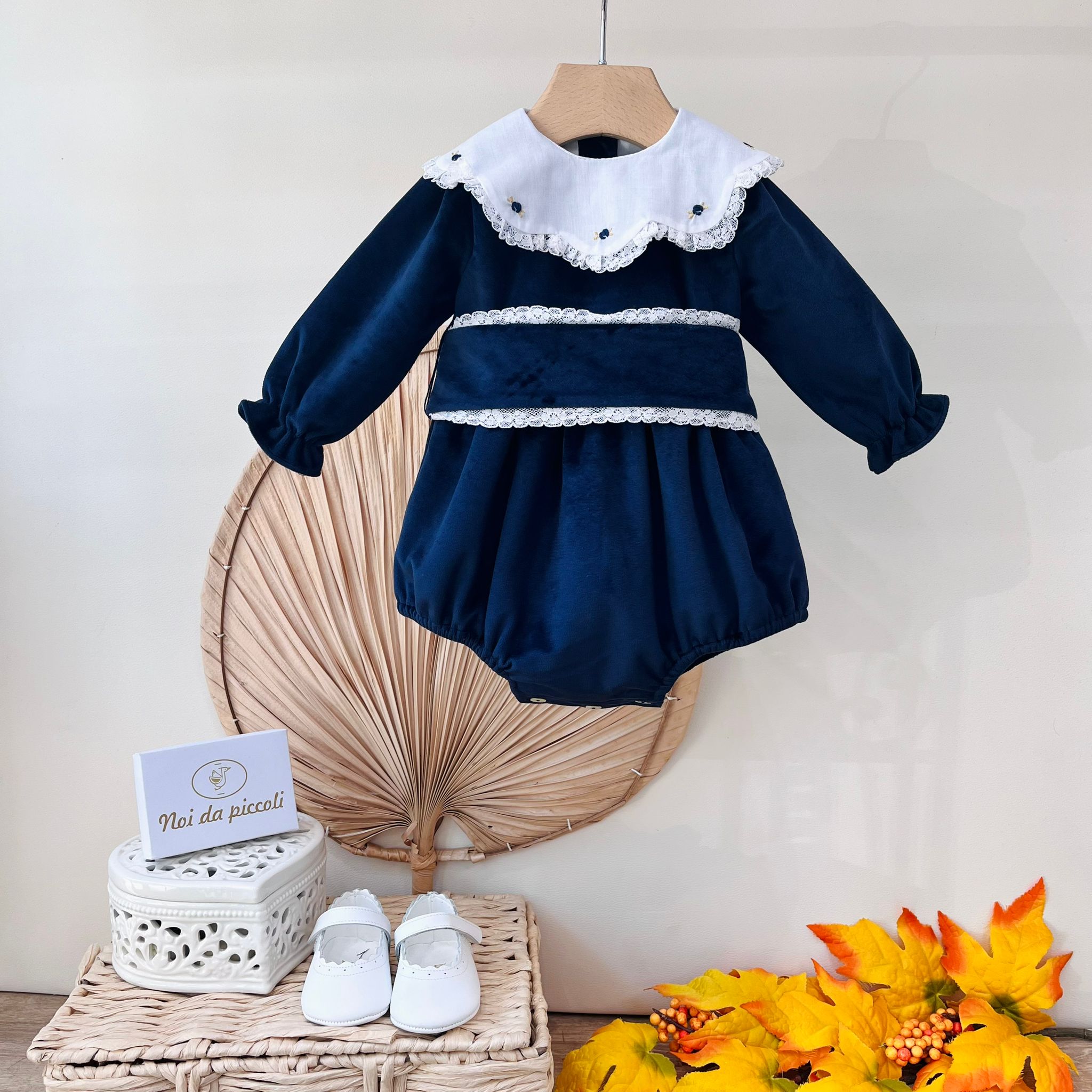 PAGLIACCETTO IN VELLUTINO CON COLLETTO RICAMATO E FIORELLINI BLU NOTTE - Noi da piccoli