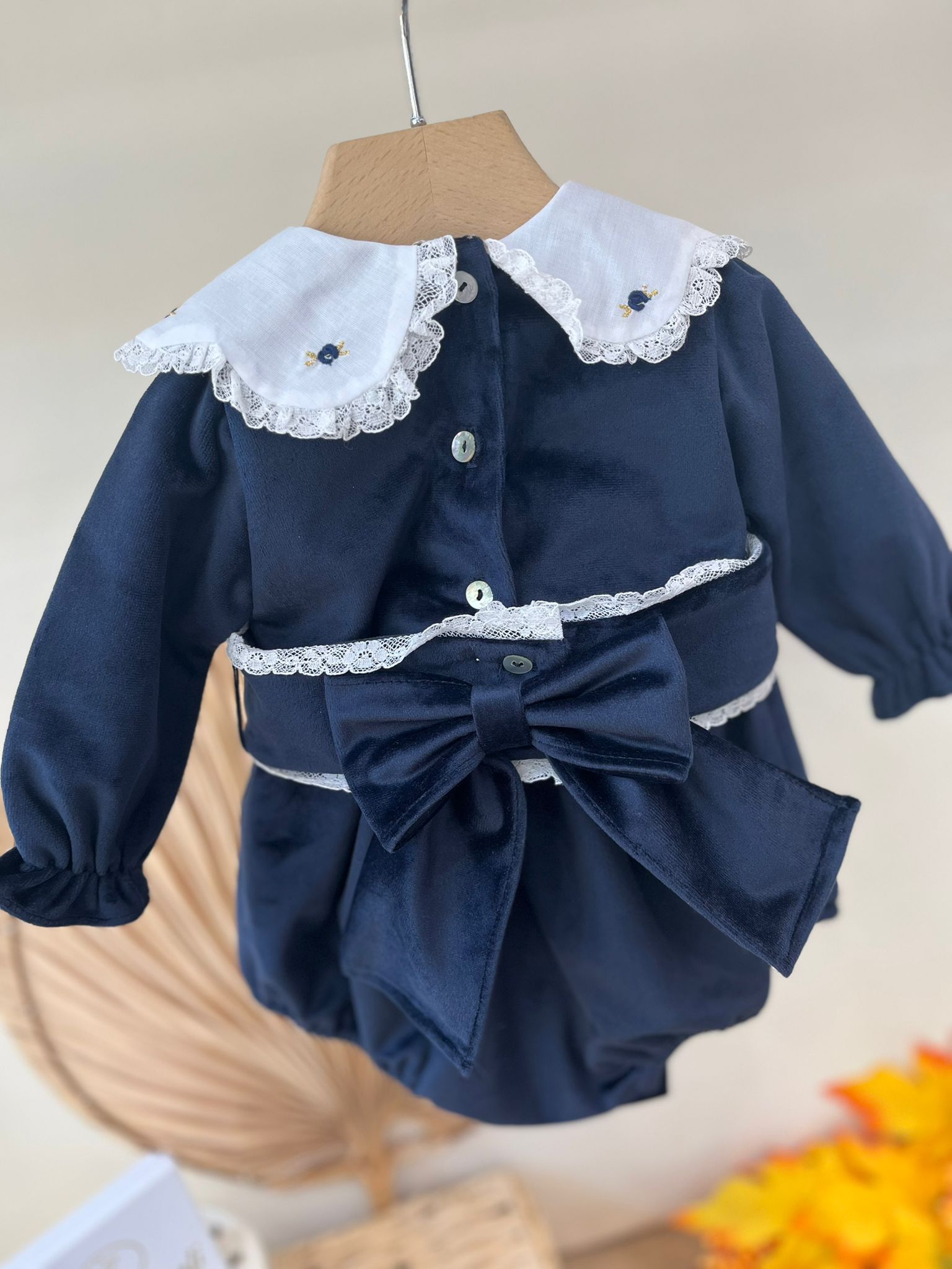 PAGLIACCETTO IN VELLUTINO CON COLLETTO RICAMATO E FIORELLINI BLU NOTTE - Noi da piccoli