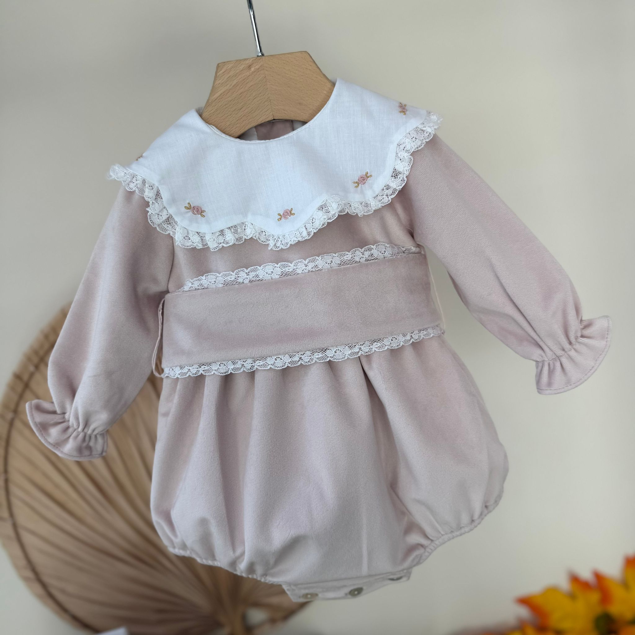 PAGLIACCETTO IN VELLUTINO CON COLLETTO RICAMATO E FIORELLINI ROSA - Noi da piccoli