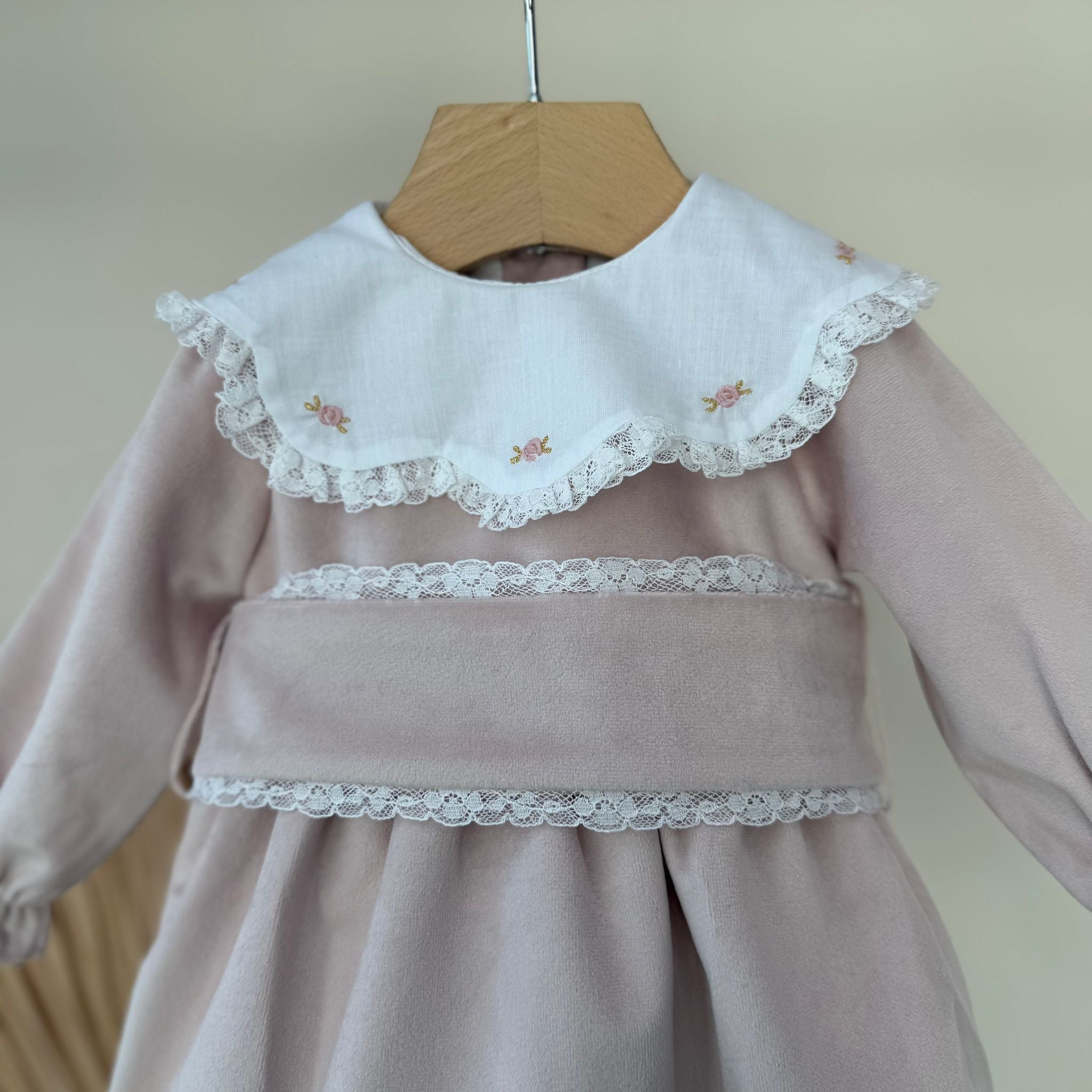 PAGLIACCETTO IN VELLUTINO CON COLLETTO RICAMATO E FIORELLINI ROSA - Noi da piccoli