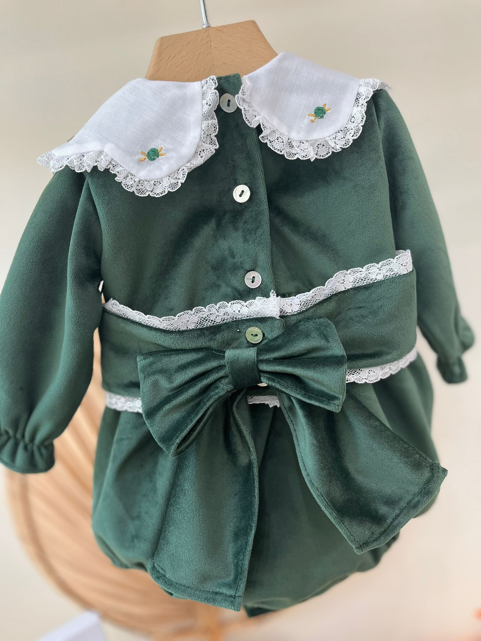 PAGLIACCETTO IN VELLUTINO CON COLLETTO RICAMATO E FIORELLINI VERDE - Noi da piccoli