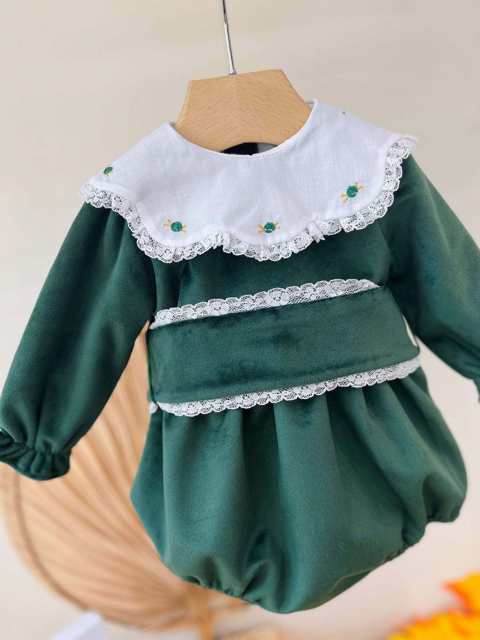 PAGLIACCETTO IN VELLUTINO CON COLLETTO RICAMATO E FIORELLINI VERDE - Noi da piccoli