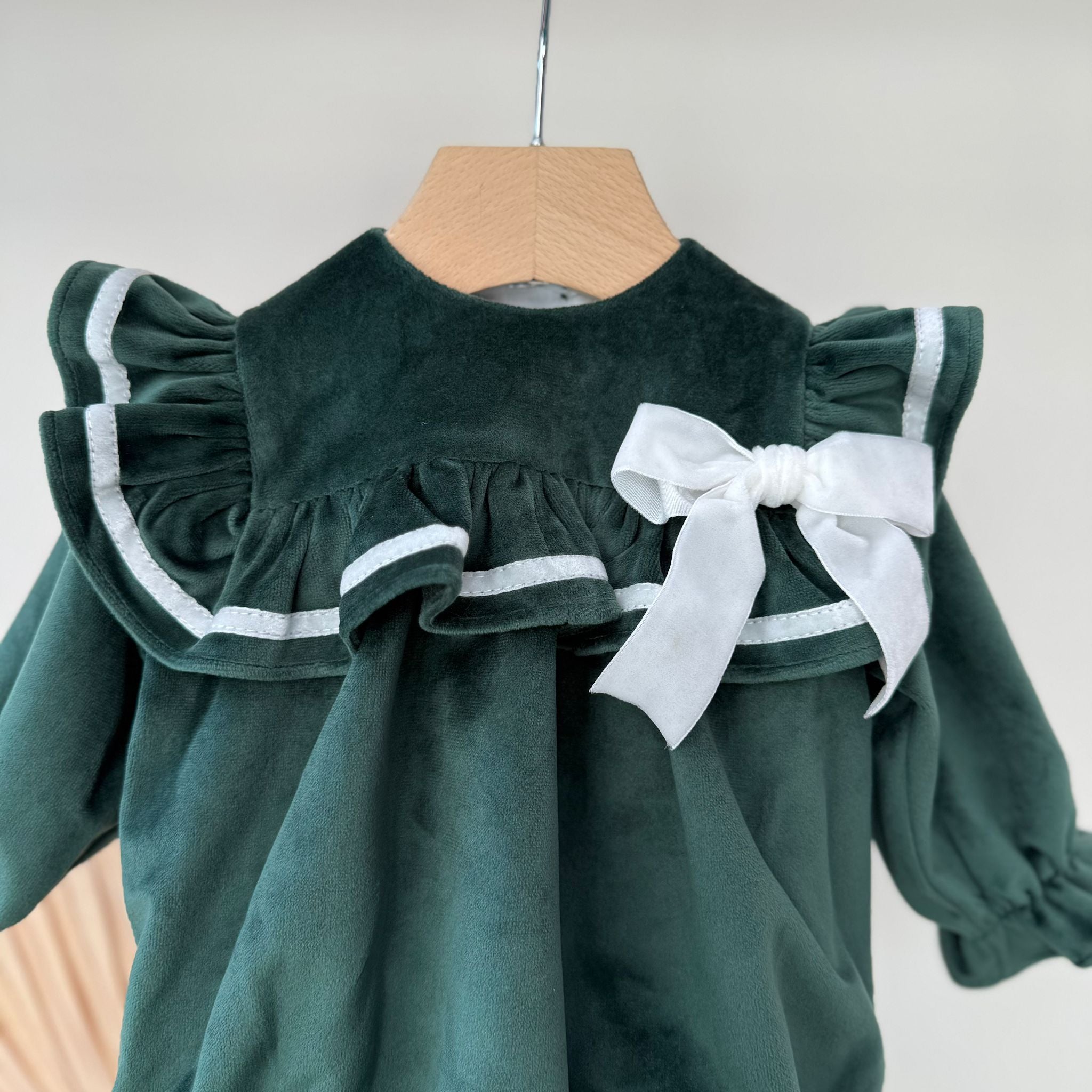 PAGLIACCETTO IN VELLUTINO CON RICAMI E FIOCCHETTINO VERDE - Noi da piccoli