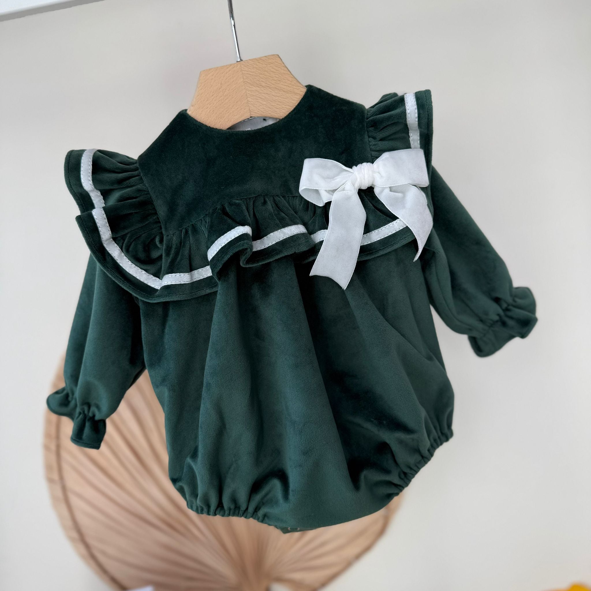 PAGLIACCETTO IN VELLUTINO CON RICAMI E FIOCCHETTINO VERDE - Noi da piccoli