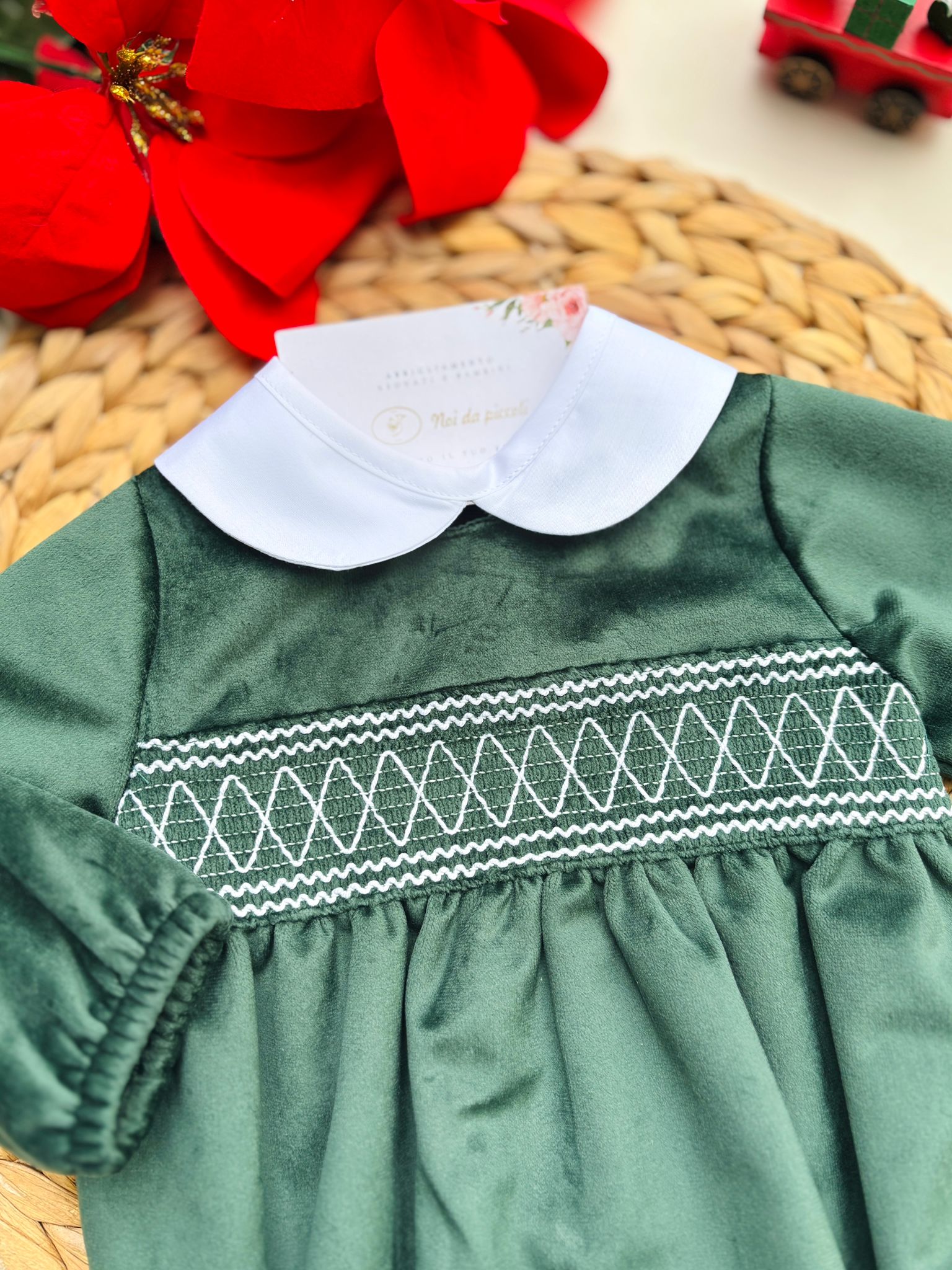 PAGLIACCETTO IN VELLUTINO CON RICAMI VERDE - Noi da piccoli