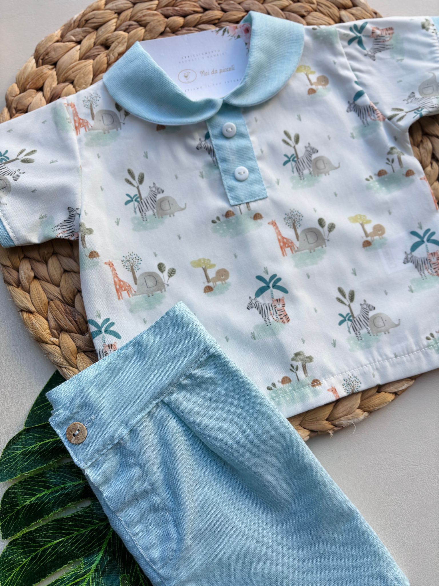 PANTALONCINO CON MAGLIETTINA CON ANIMALI SAFARI IN COTONE VERDE ACQUA - Noi da piccoli