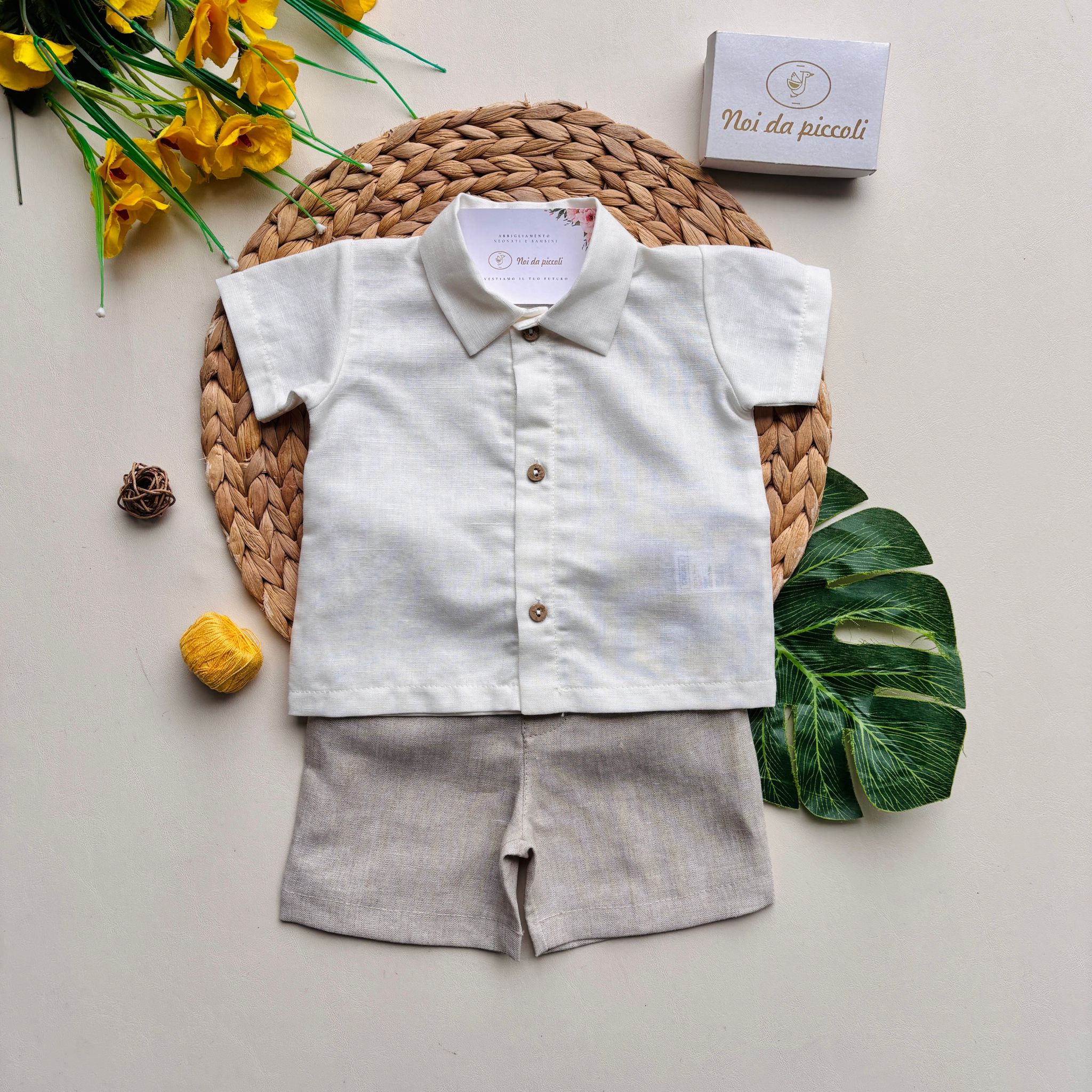 PANTALONCINO E CAMICINA IN LINO E COTONE CON BOTTONCINI CRUDO E BEIGE - Noi da piccoli