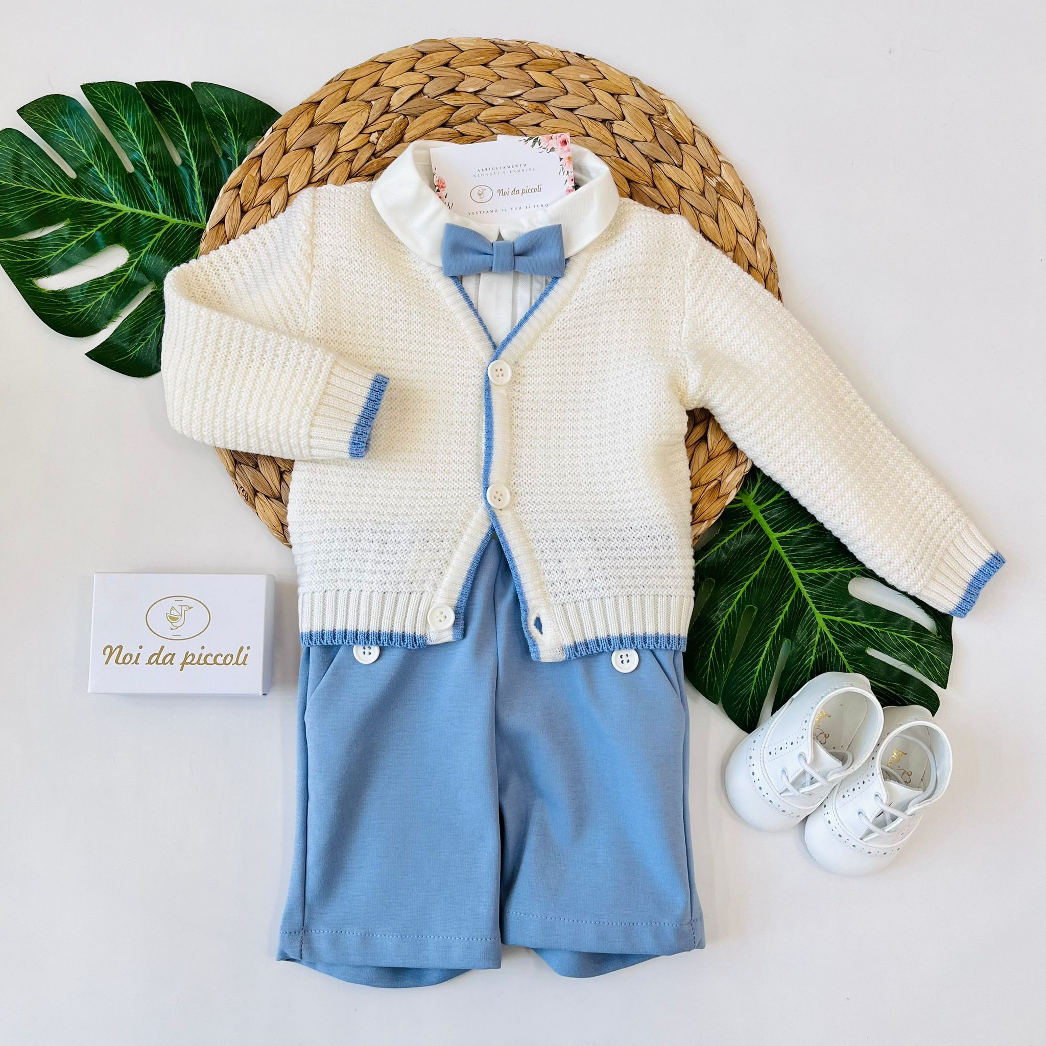 PANTALONE CORTO,CAMICIA A BODY CON TAGLIO CERIMONIALE E GOLFINO CON PAPILLON Bianco Cielo - Noi da piccoli