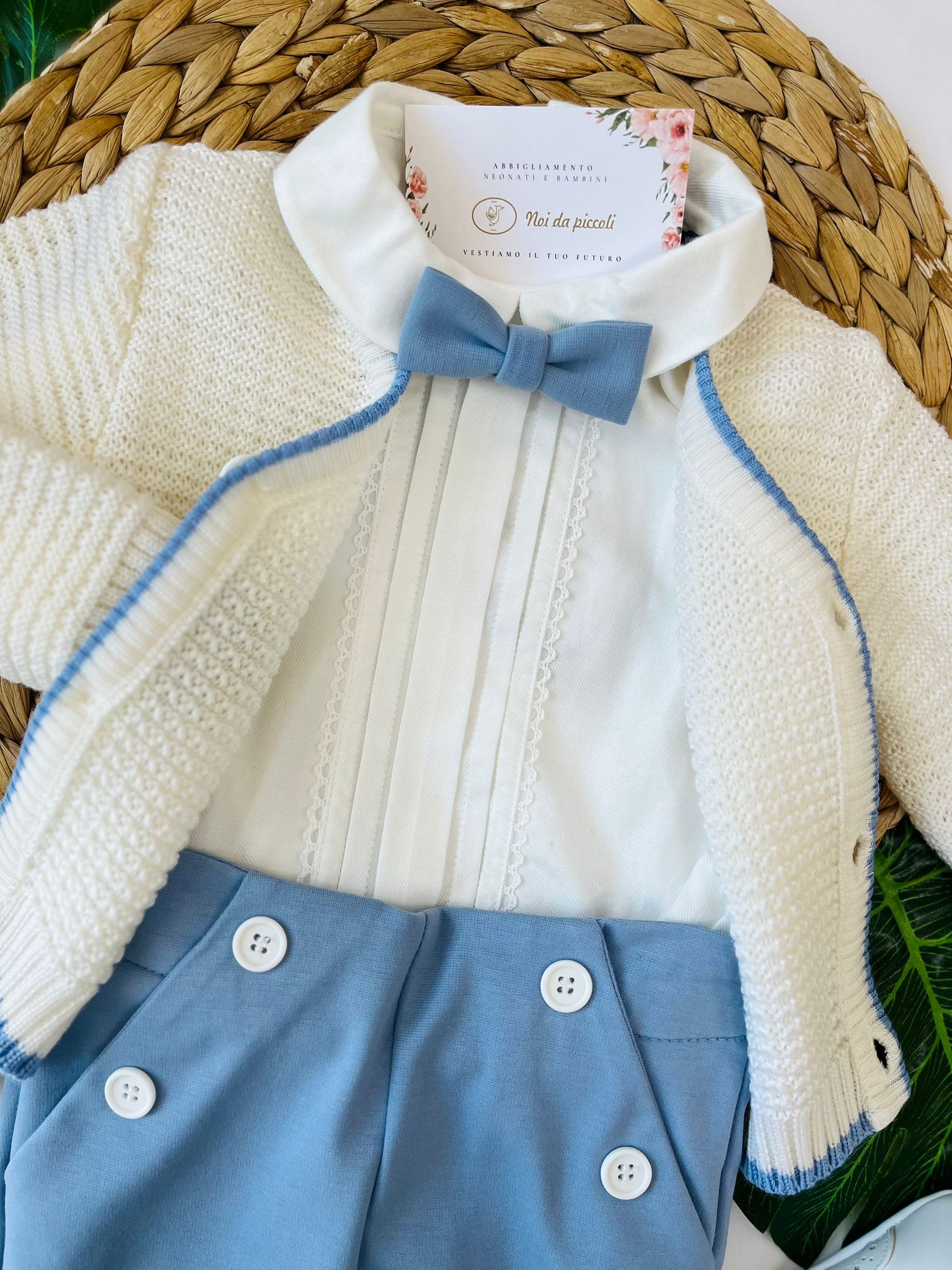 PANTALONE CORTO,CAMICIA A BODY CON TAGLIO CERIMONIALE E GOLFINO CON PAPILLON Bianco Cielo - Noi da piccoli