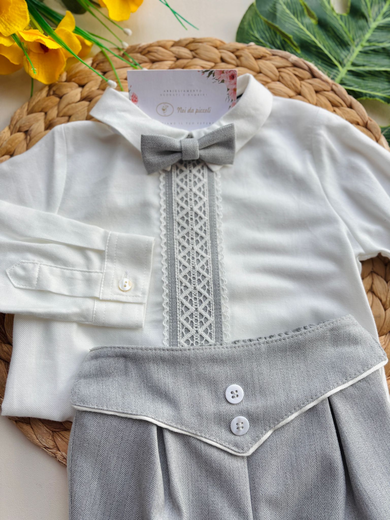 PANTALONE CORTO,CAMICIA CON TAGLIO CERIMONIALE CON PAPILLON E CARDIGAN BIANCO BIANCO E GRIGIO - Noi da piccoli