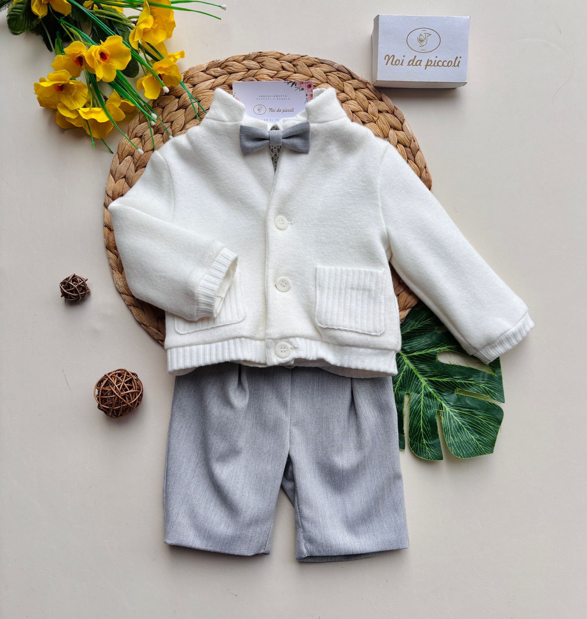 PANTALONE CORTO,CAMICIA CON TAGLIO CERIMONIALE CON PAPILLON E CARDIGAN BIANCO BIANCO E GRIGIO - Noi da piccoli
