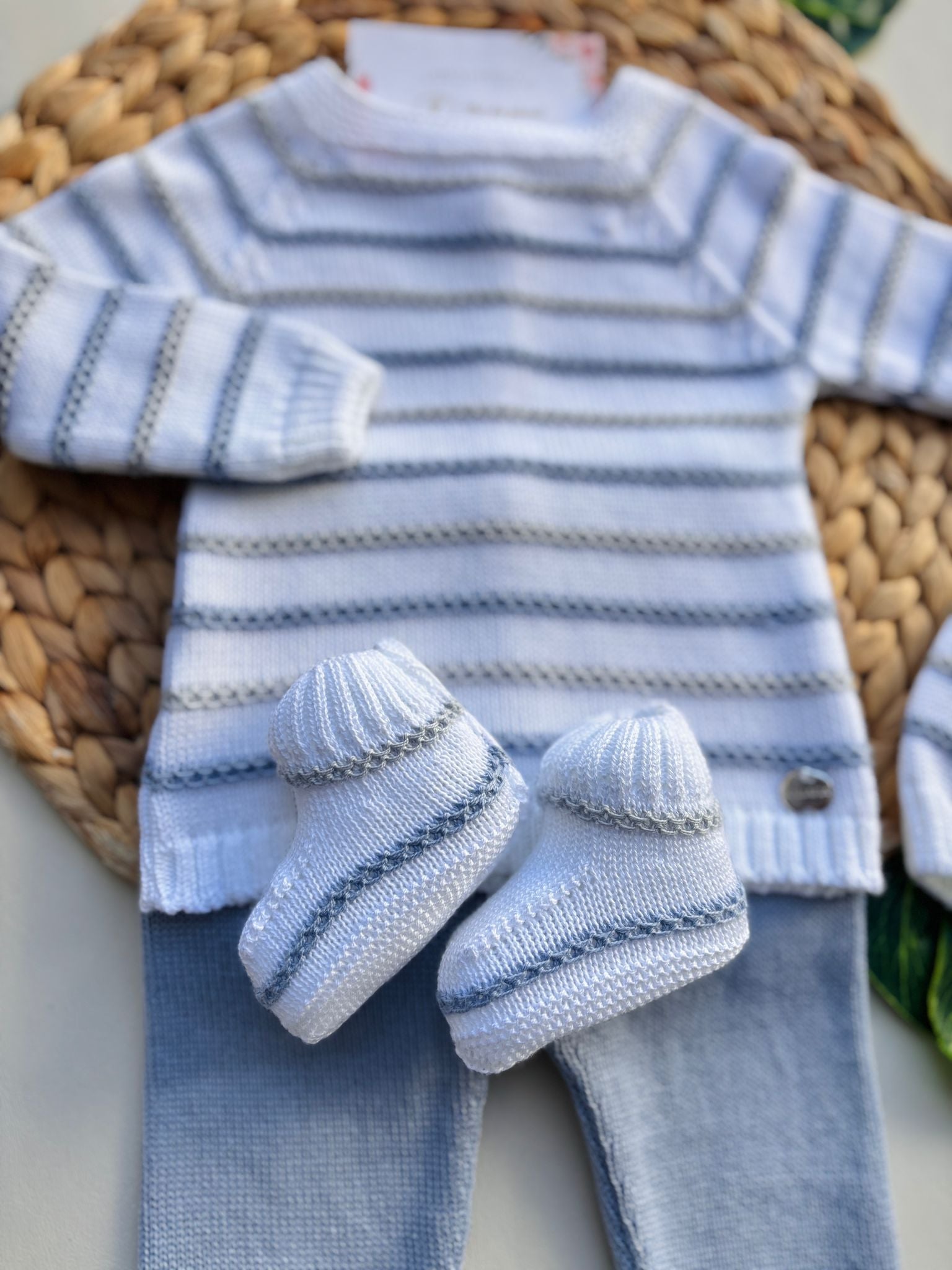 PANTALONE E MAGLIETTINA A MANICA LUNGA IN COTONEE ACRILICO ABBINATO ALLE BABBUCCE Bianco Cielo - Noi da piccoli