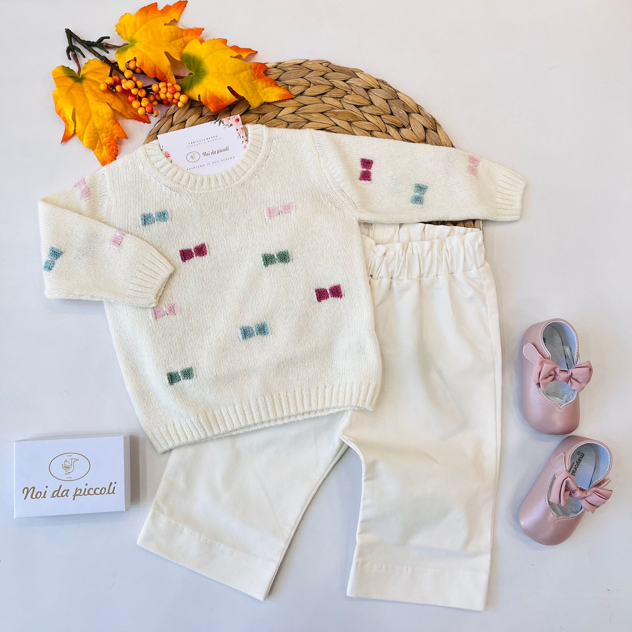 PANTALONE E MAGLIONCINO CON FIOCCHETTI COLORATI PANNA - Noi da piccoli