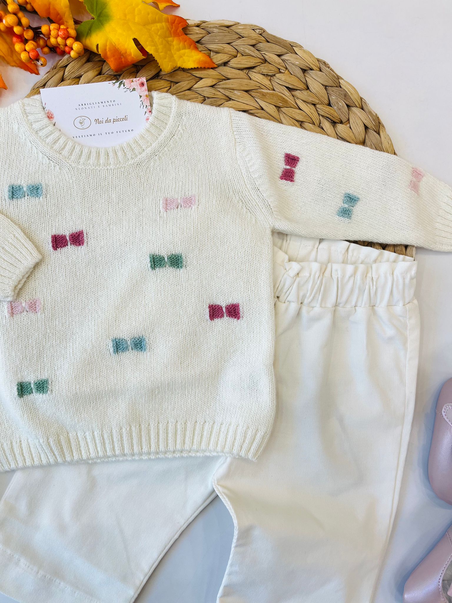 PANTALONE E MAGLIONCINO CON FIOCCHETTI COLORATI PANNA - Noi da piccoli
