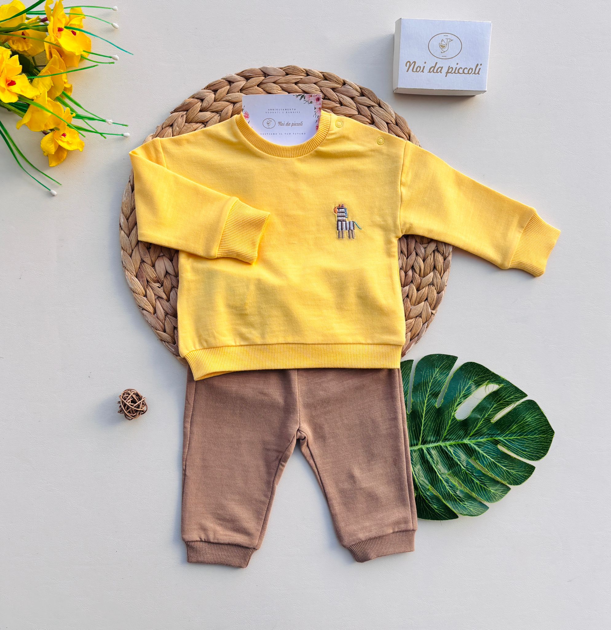 PANTALONE IN COTONE CON MAGLIETTINA CON DISEGNINI MOSTAZA - Noi da piccoli