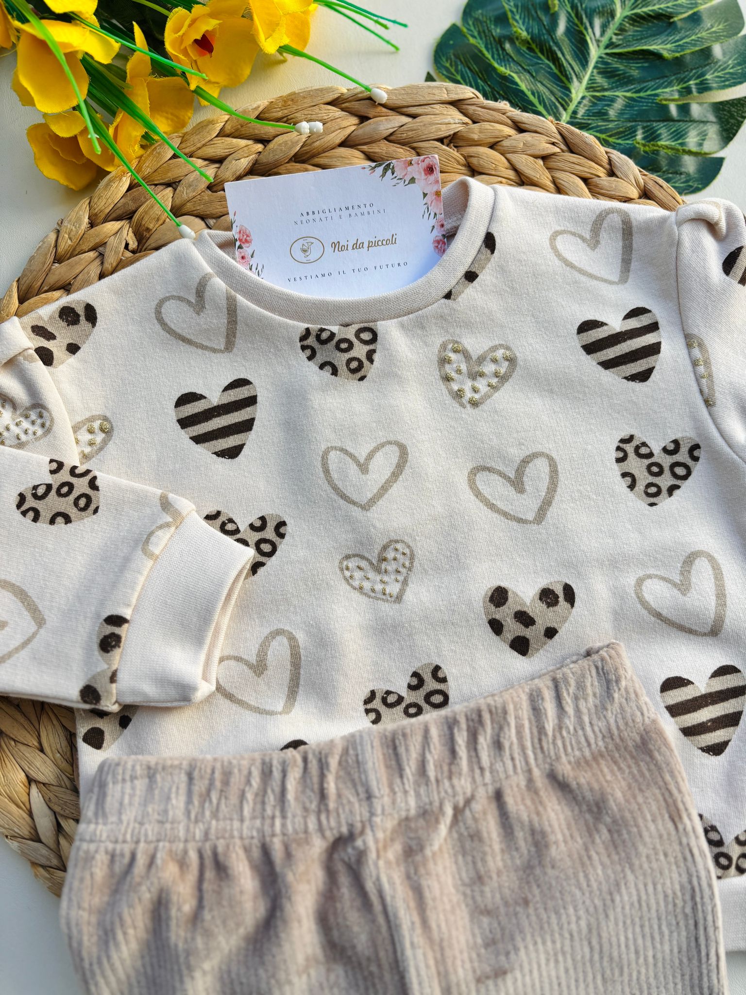 PANTALONE IN VELLUTO A COSTINE E MAGLIETTINA IN CALDO COTONE CON CUORICINI BEIGE - Noi da piccoli