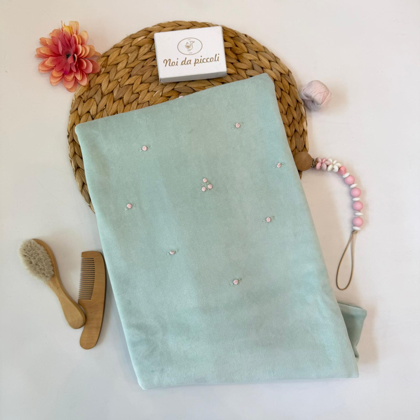 COPERTA IN CINIGLIA VERDE ACQUA CON PICCOLI FIORELLINI ROSA
