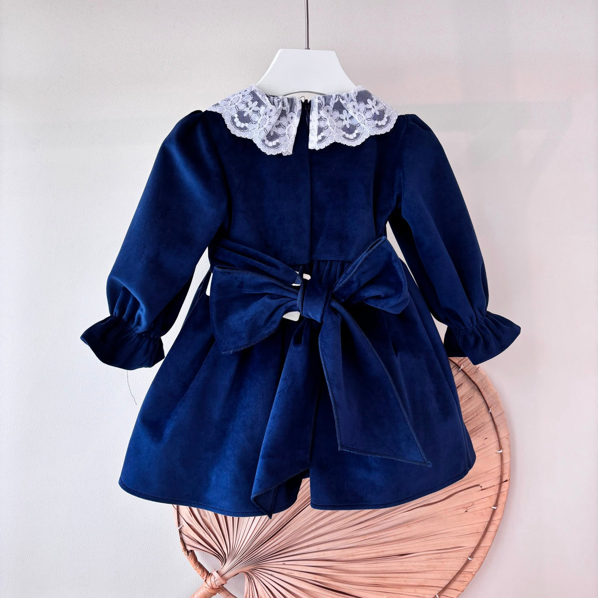 ABITO IN VELLUTO CON COLLO PIZZO BLU