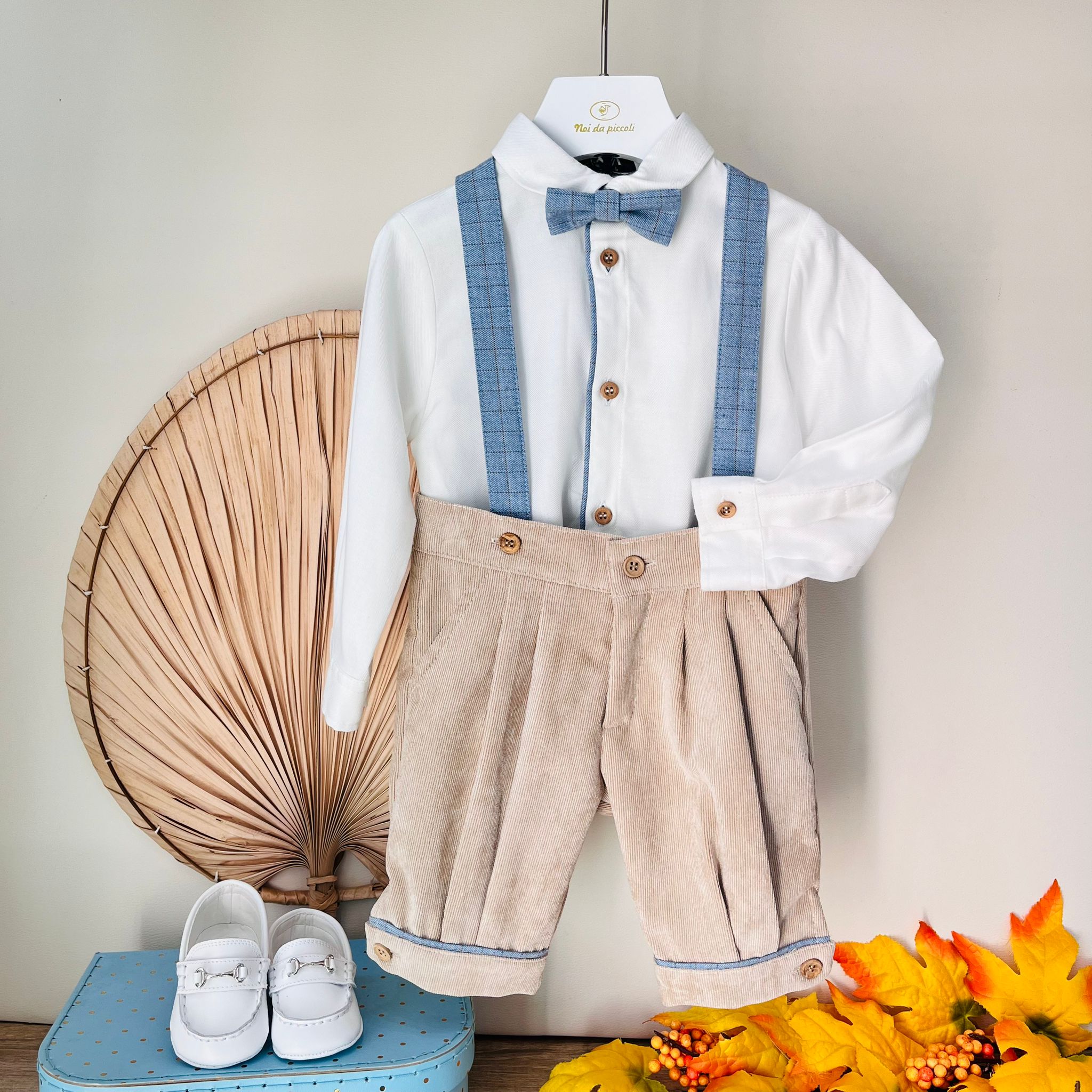 SALOPETTE A COSTINE CON CAMICIA E PAPILLON BIANCO BEIGE - Noi da piccoli