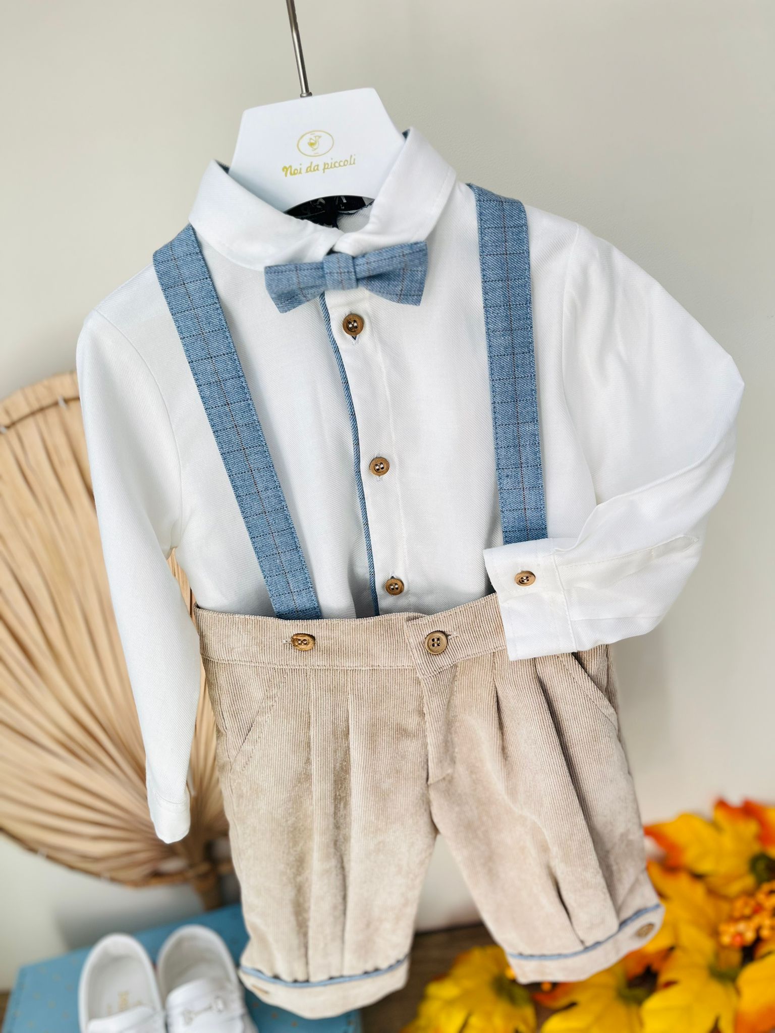SALOPETTE A COSTINE CON CAMICIA E PAPILLON BIANCO BEIGE - Noi da piccoli