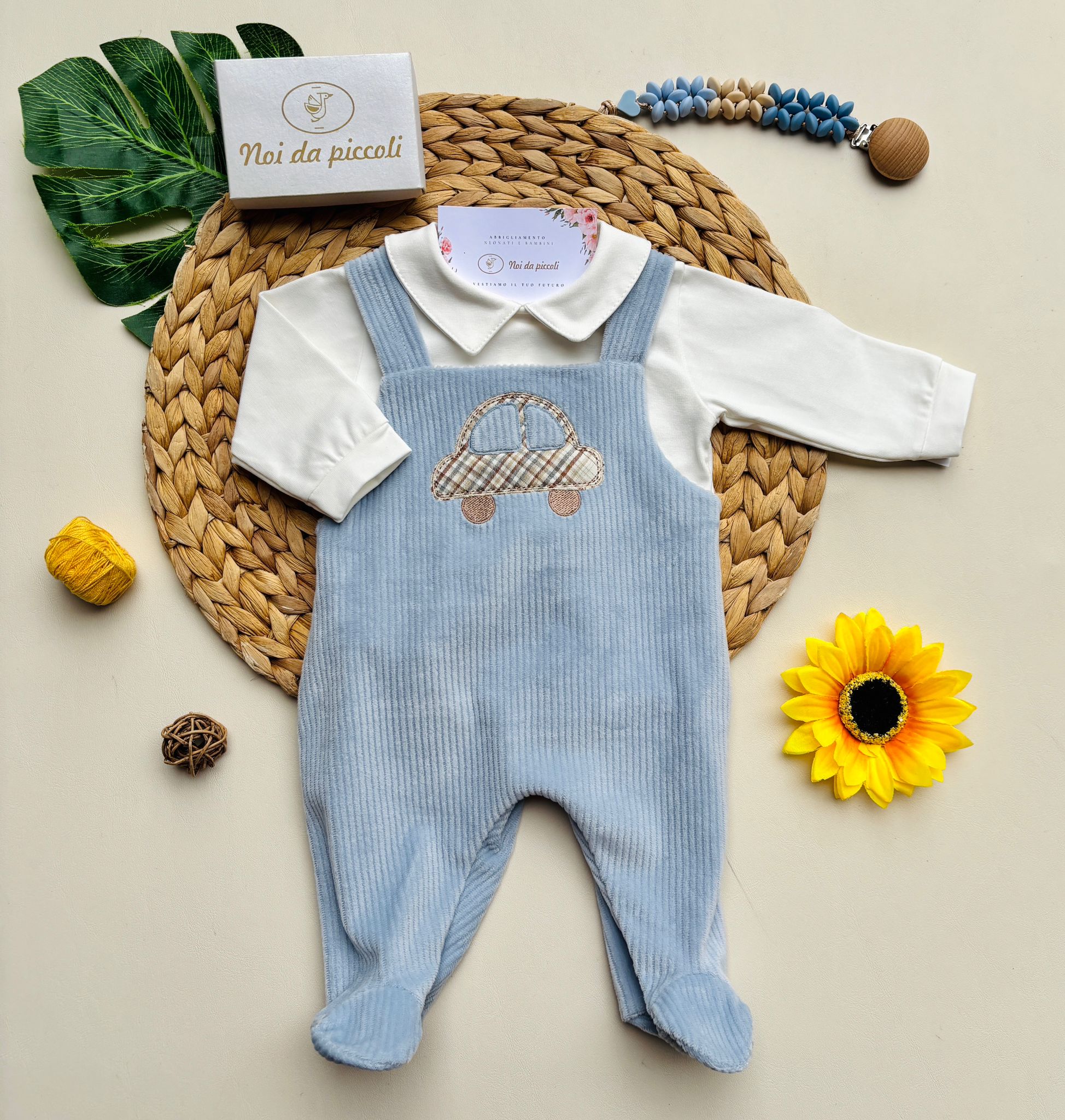 SALOPETTE A COSTINE CON MACCHININA E MAGLIETTINA POLVERE - Noi da piccoli