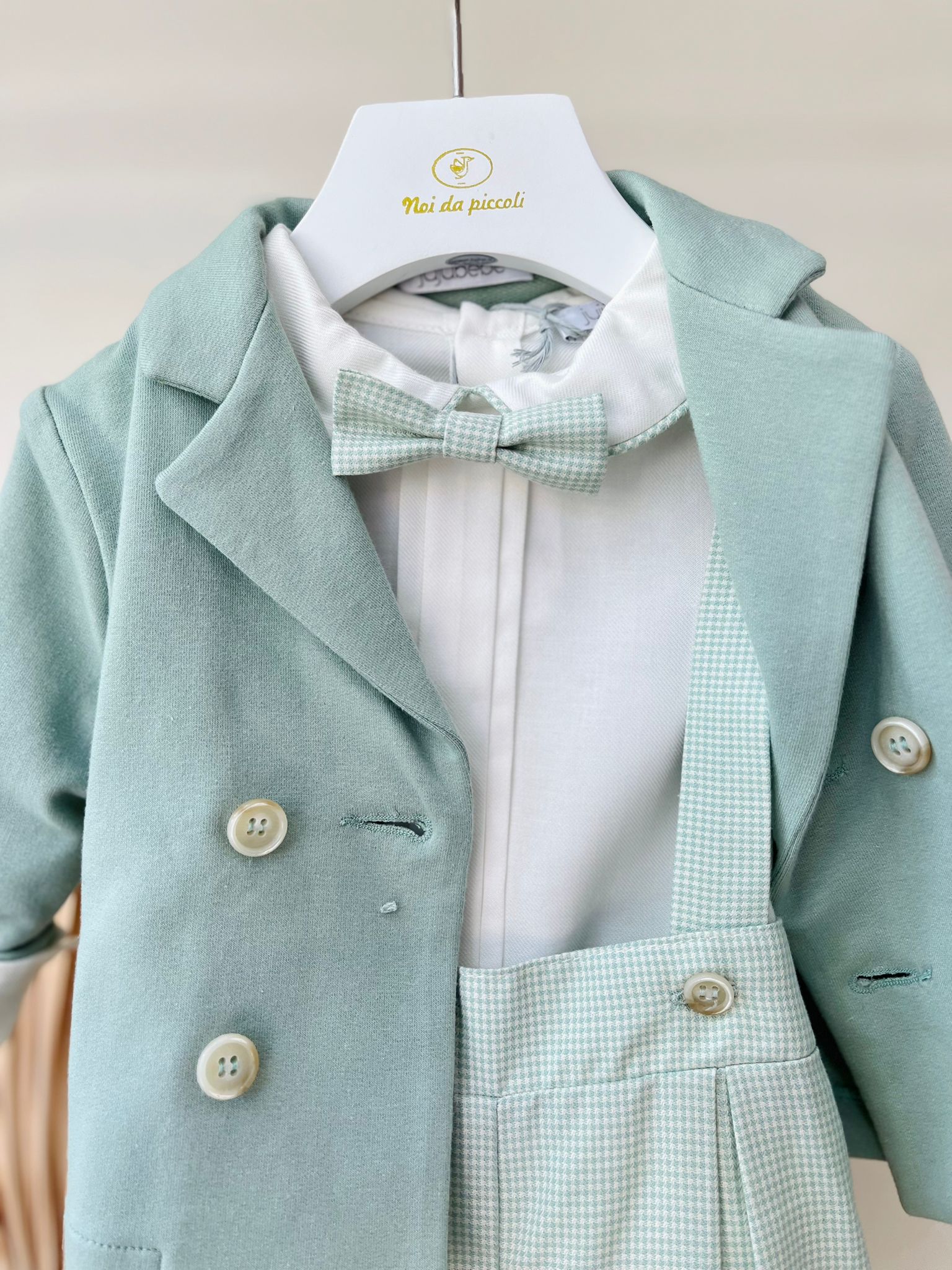 SALOPETTE A QUADRATINI,CAMICIA BIANCA A BODY E GOLFINO A DOPPIO PETTO E PAPILLON VERDE - Noi da piccoli