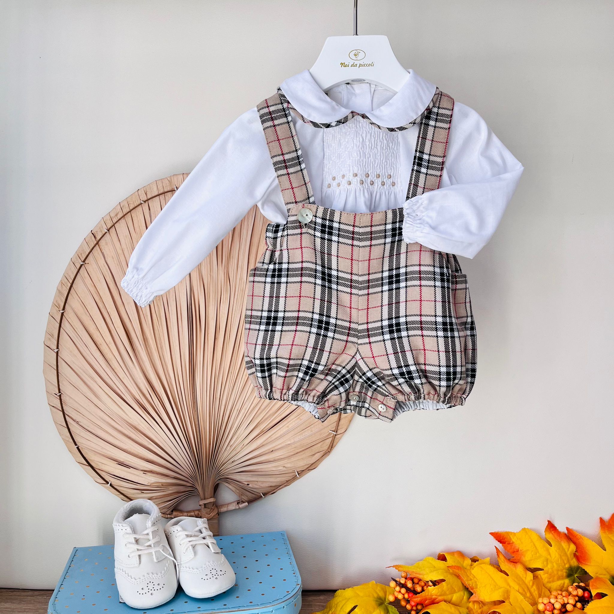 SALOPETTE A QUADRONI CON CAMICIA BIANCO BEIGE - Noi da piccoli