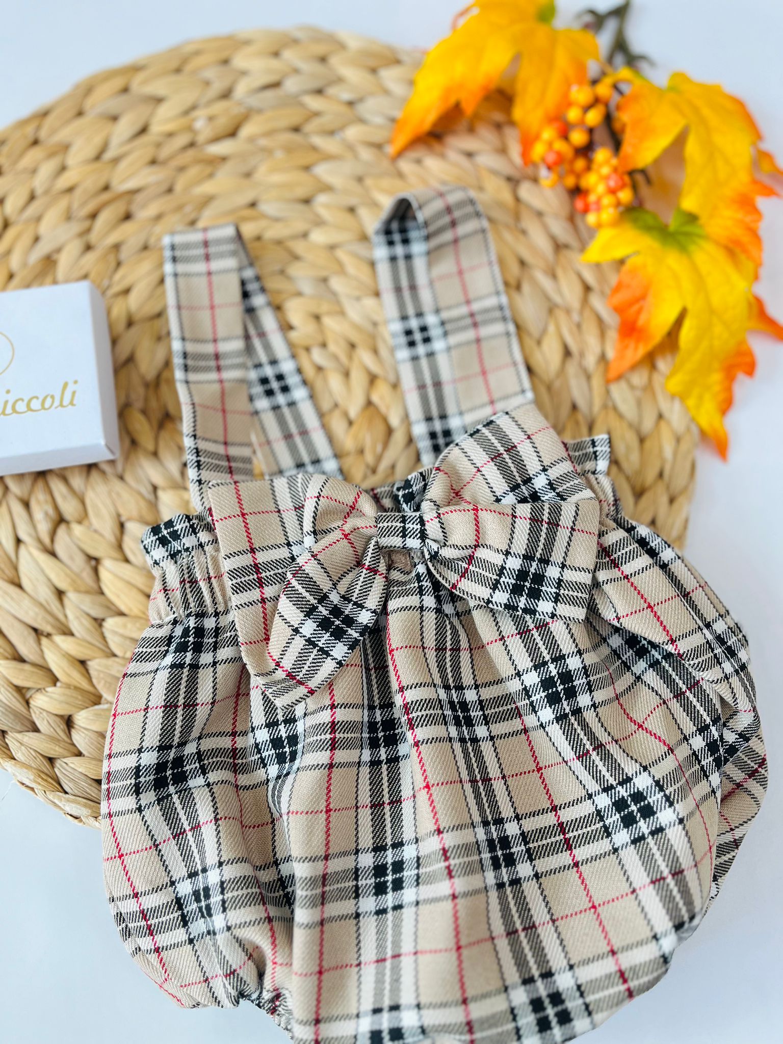 SALOPETTE A QUADRONI CON FIOCCHETTO BEIGE - Noi da piccoli