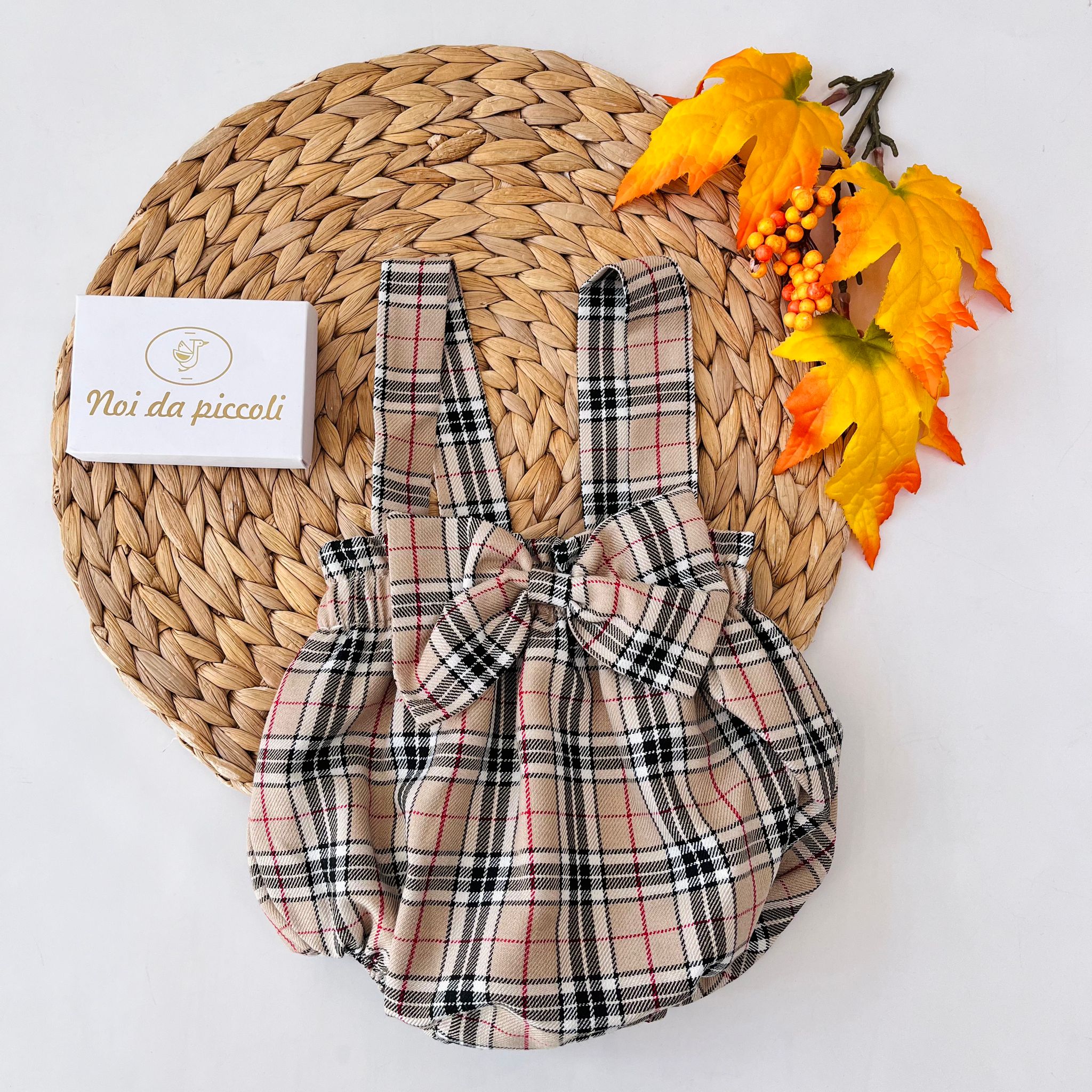 SALOPETTE A QUADRONI CON FIOCCHETTO BEIGE - Noi da piccoli