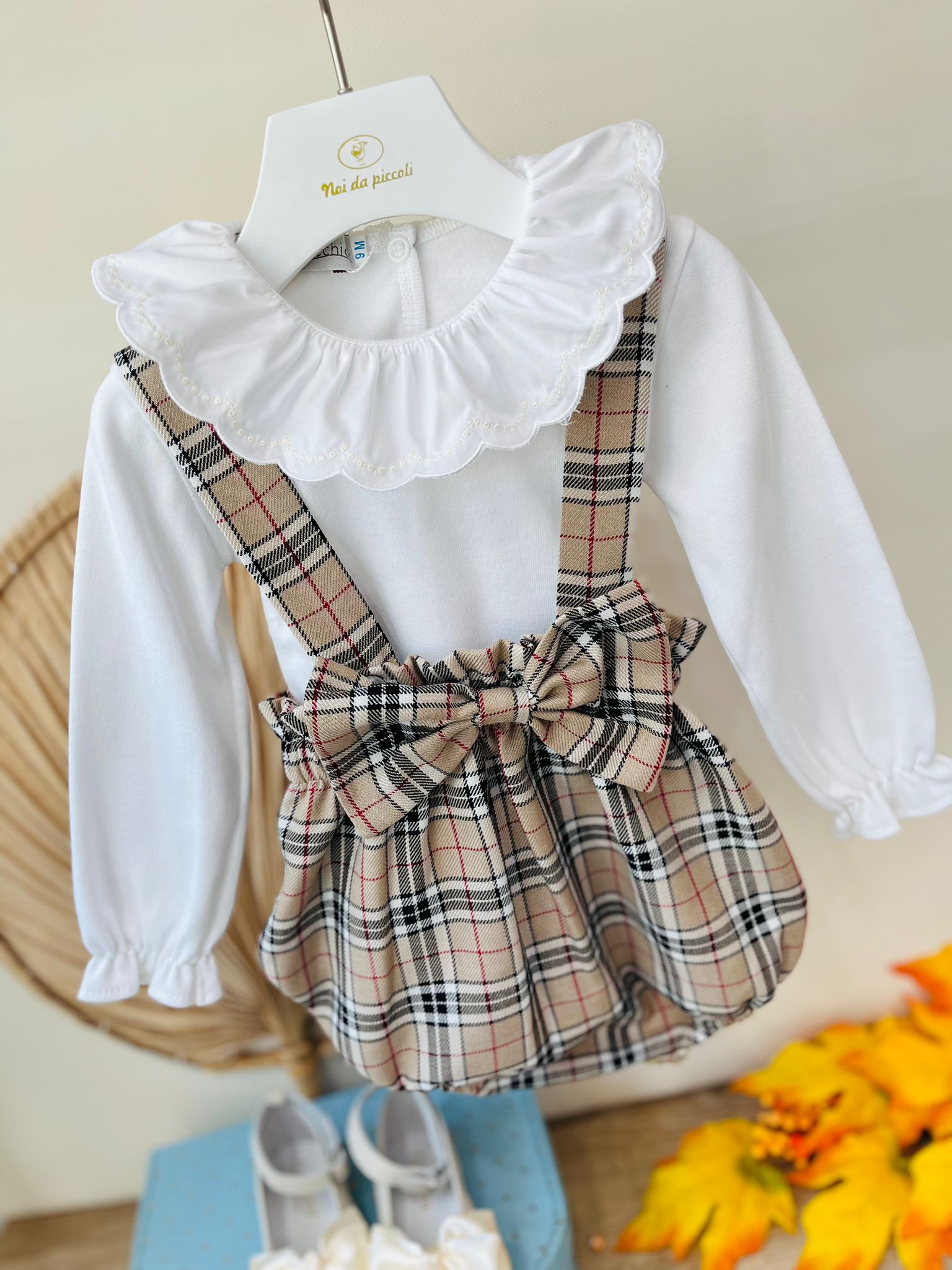 SALOPETTE A QUADRONI CON MAGLIETTINA A BODY BIANCO BEIGE - Noi da piccoli