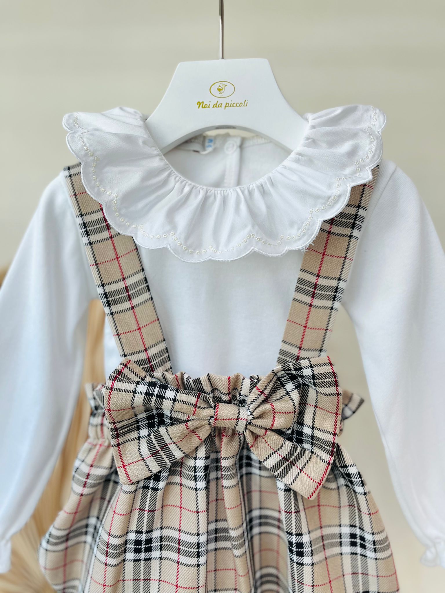 SALOPETTE A QUADRONI CON MAGLIETTINA A BODY BIANCO BEIGE - Noi da piccoli