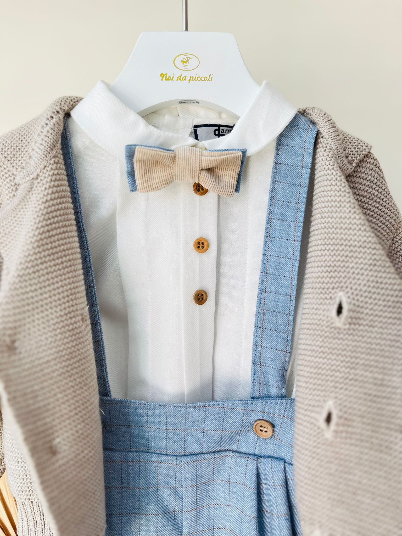 SALOPETTE A QUADRONI,CAMICIA E GOLFINO A DOPPIO PETTO CON IL SUO PAPILLON CIELO BEIGE - Noi da piccoli