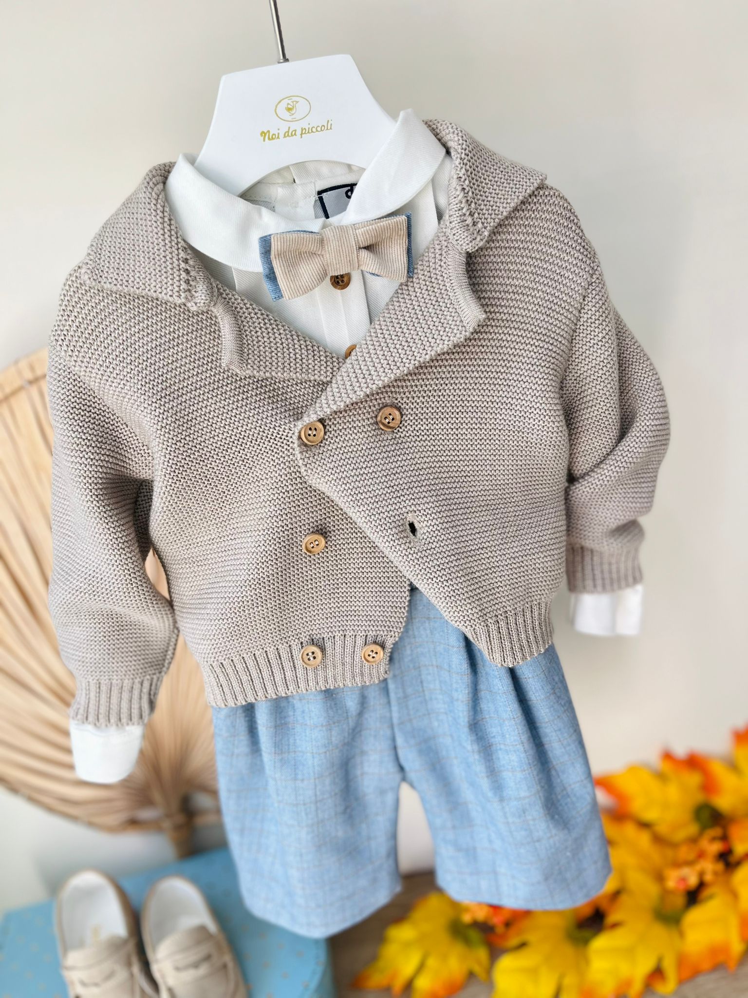 SALOPETTE A QUADRONI,CAMICIA E GOLFINO A DOPPIO PETTO CON IL SUO PAPILLON CIELO BEIGE - Noi da piccoli