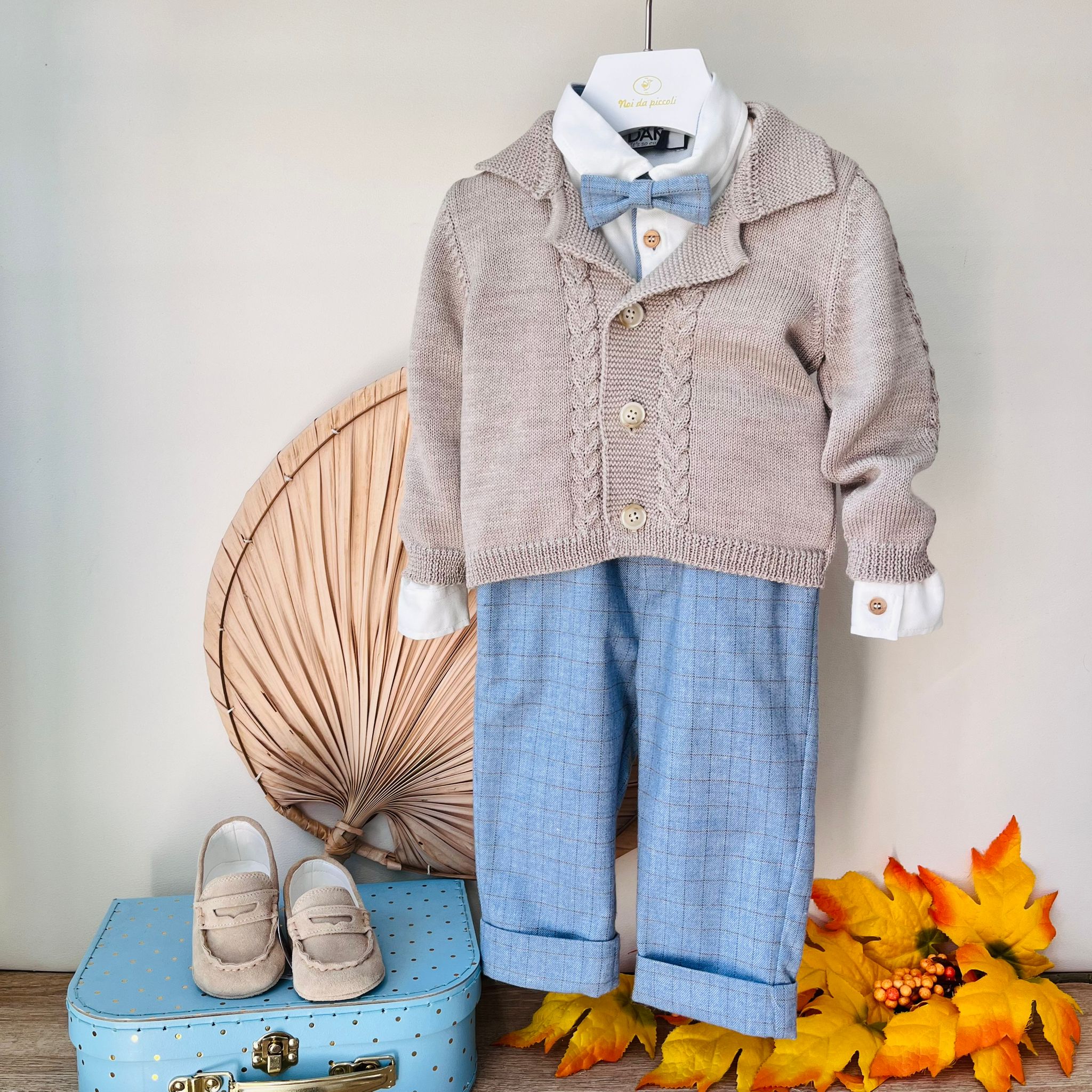 SALOPETTE A QUADRONI,CAMICIA E GOLFINO CON PAPILLON CIELO BEIGE - Noi da piccoli