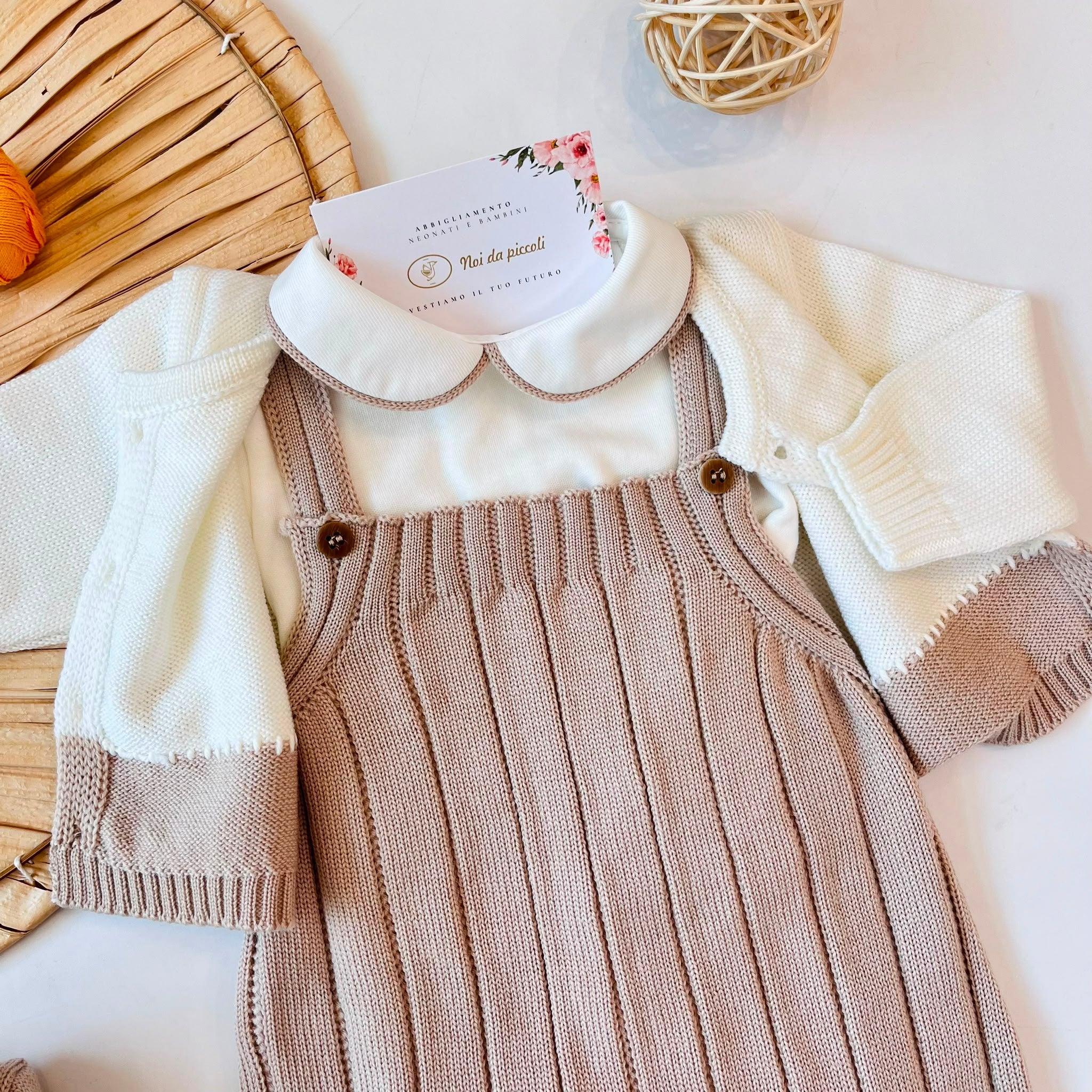 SALOPETTE CON BABBUCCE 100% LANA BEIGE E PANNA - Noi da piccoli