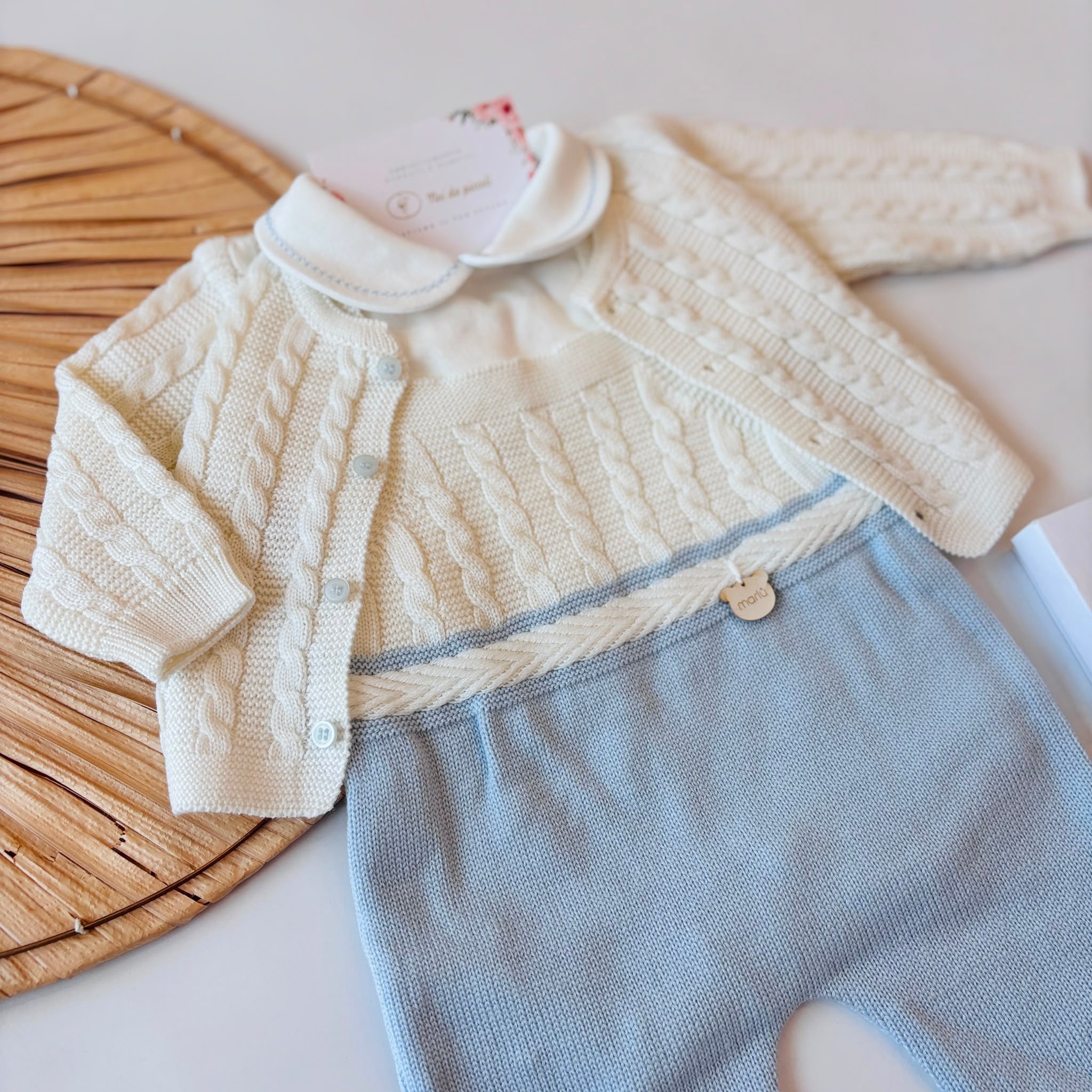 SALOPETTE CON BABBUCCE 100% LANA CIELO E PANNA TRECCE - Noi da piccoli
