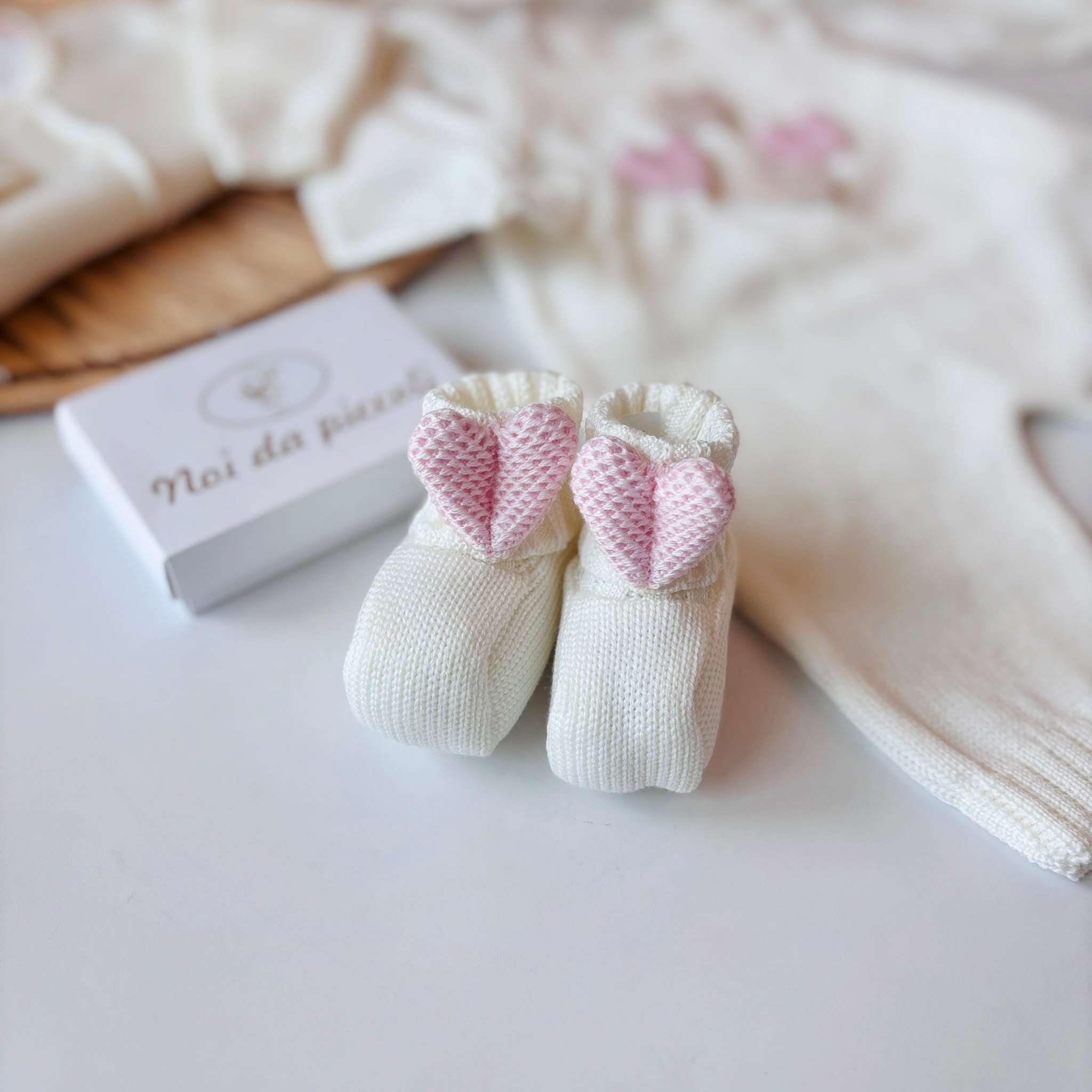 SALOPETTE CON BABBUCCE 100% LANA PANNA ARCO DI CUORI - Noi da piccoli