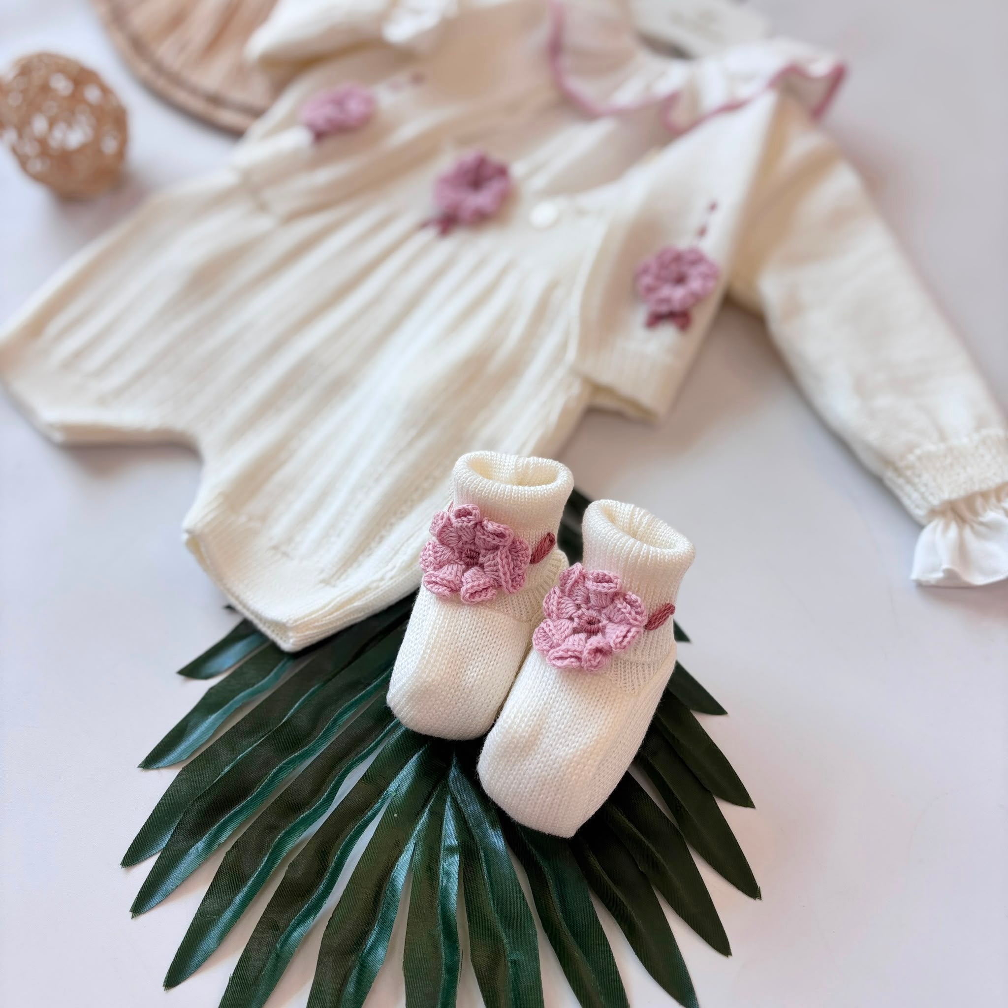 SALOPETTE CON BABBUCCE 100% LANA PANNA FIORI DI MALVA - Noi da piccoli