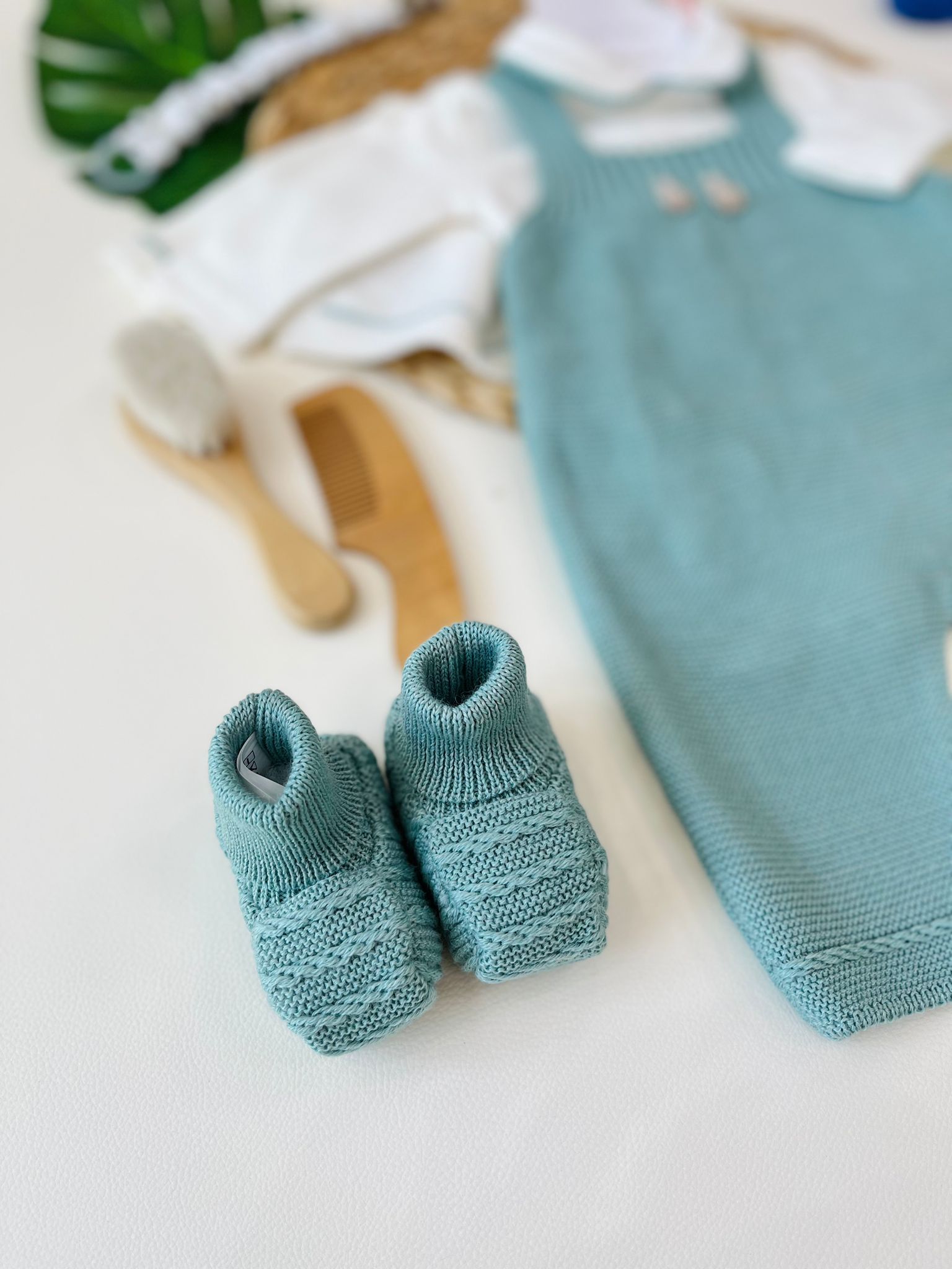 SALOPETTE CON BABBUCCE 100% LANA VANIGLIA VERDE SALVIA - Noi da piccoli