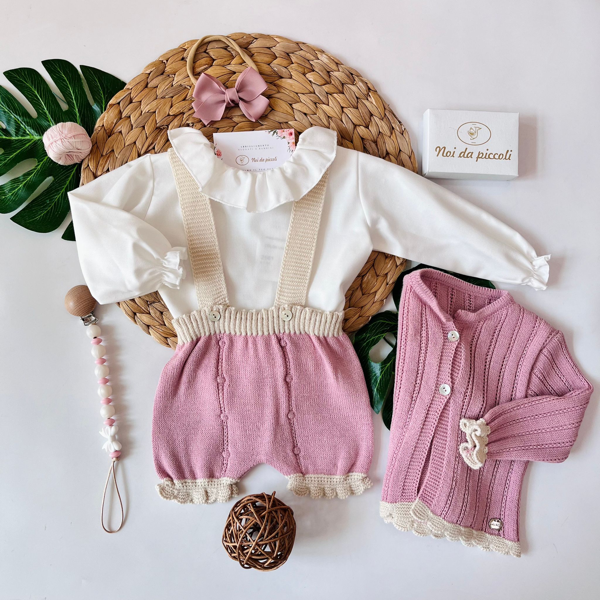 SALOPETTE CON BLUSA E GOLFINO FILATO CALDO MALVA E CREMA - Noi da piccoli