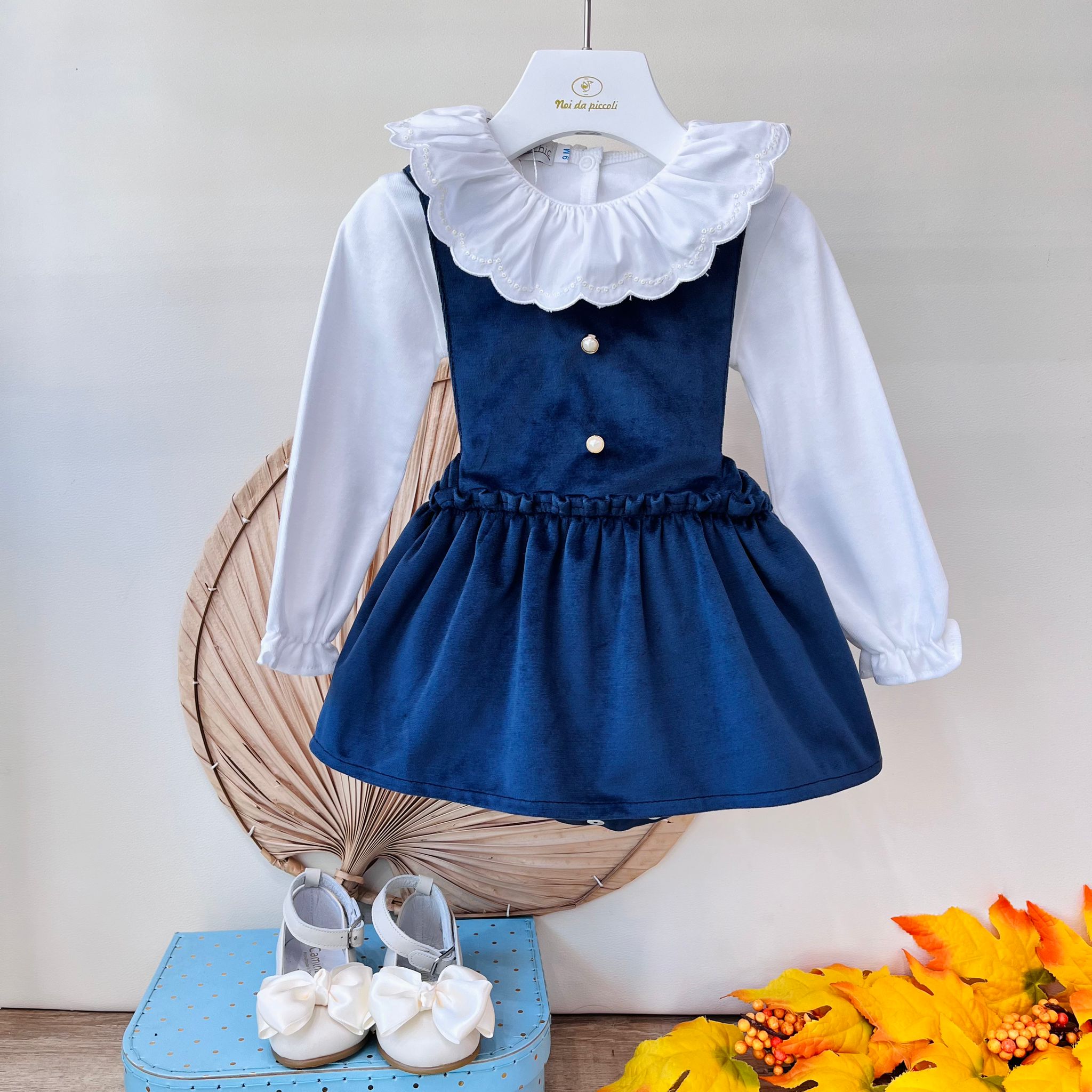 SALOPETTE CON BOTTONCINI IN PERLINA E MAGLIETTINA A BODY BIANCO BLU - Noi da piccoli