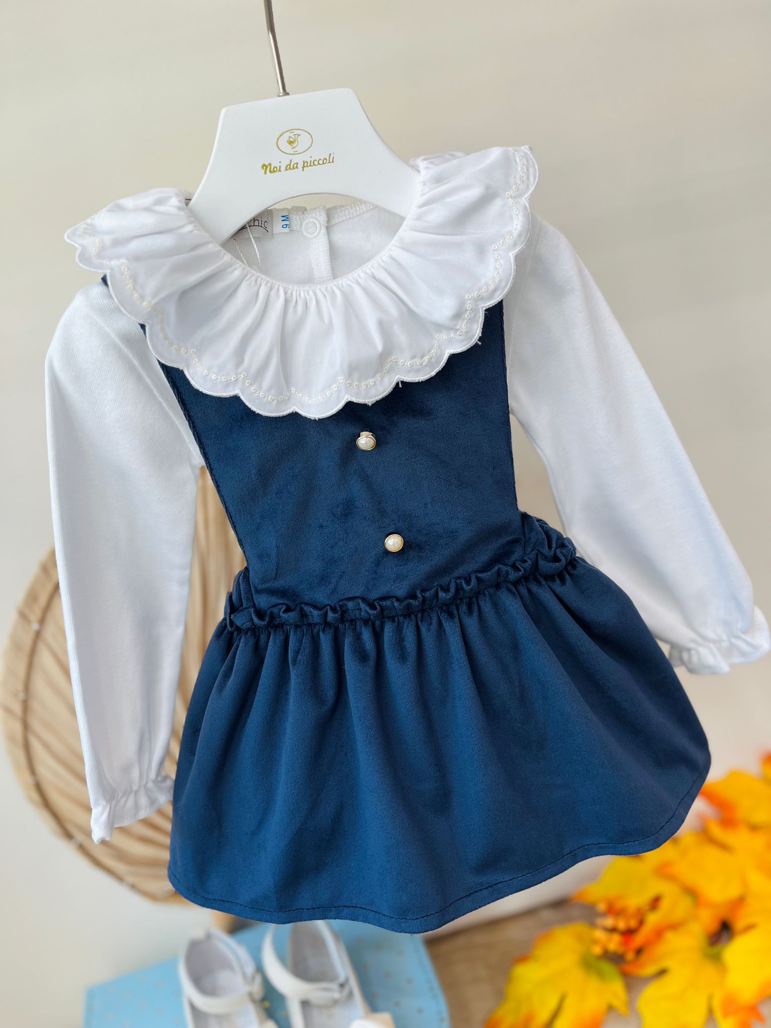 SALOPETTE CON BOTTONCINI IN PERLINA E MAGLIETTINA A BODY BIANCO BLU - Noi da piccoli