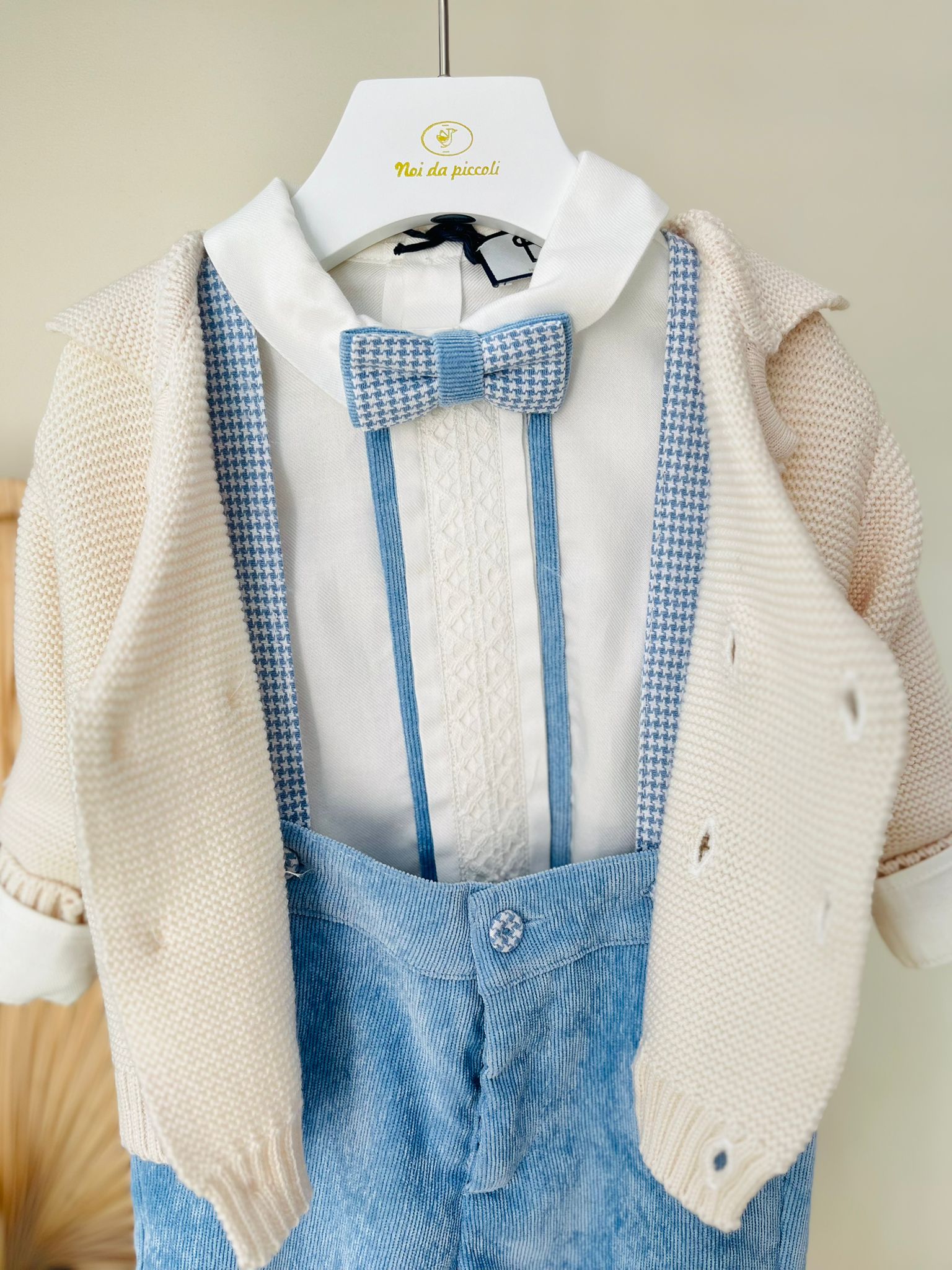 SALOPETTE CON CAMICIA A BODY CON TAGLIO CERIMONIALE,GOLFINO A DOPPIO PETTO E PAPILLON CIELO E CREMA - Noi da piccoli