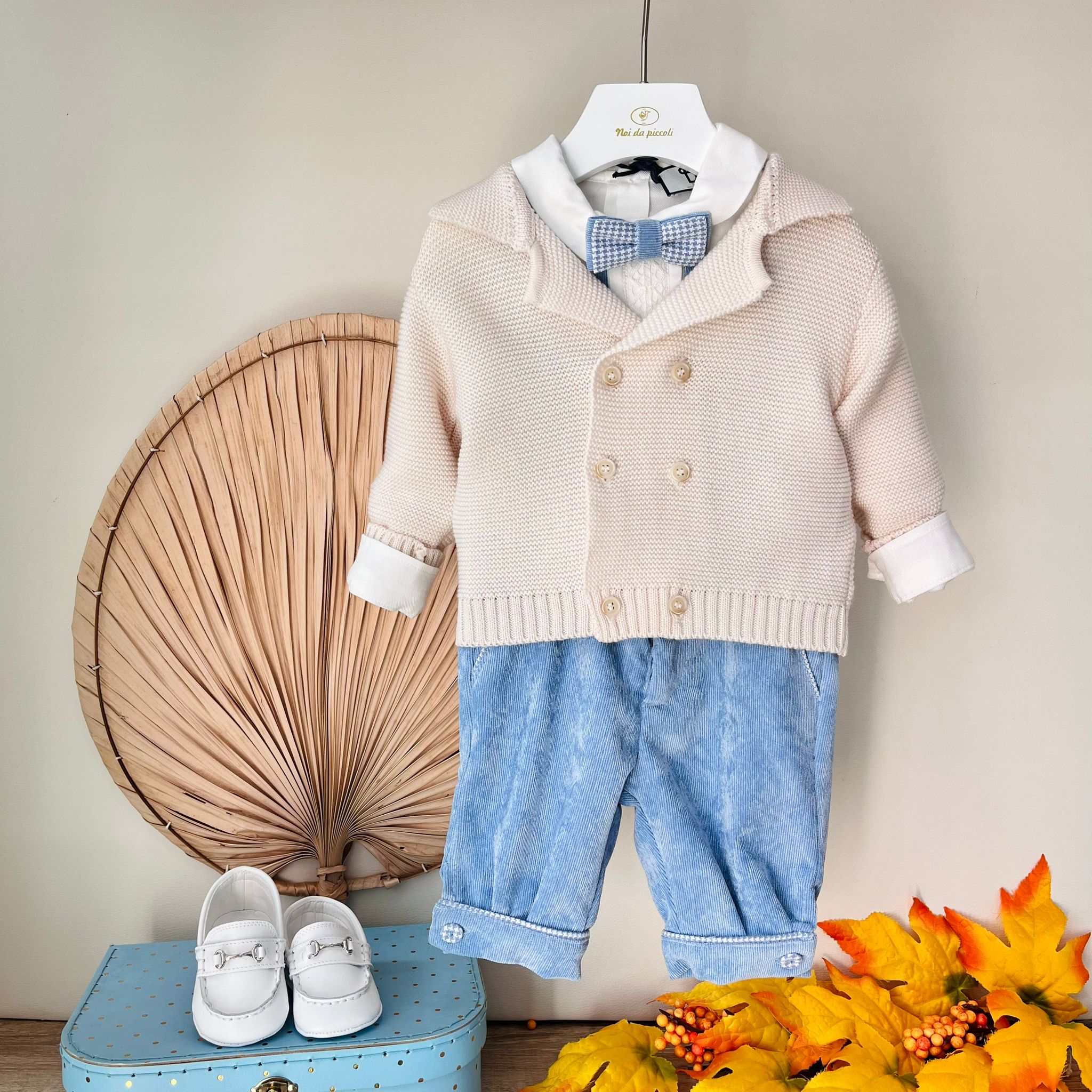 SALOPETTE CON CAMICIA A BODY CON TAGLIO CERIMONIALE,GOLFINO A DOPPIO PETTO E PAPILLON CIELO E CREMA - Noi da piccoli