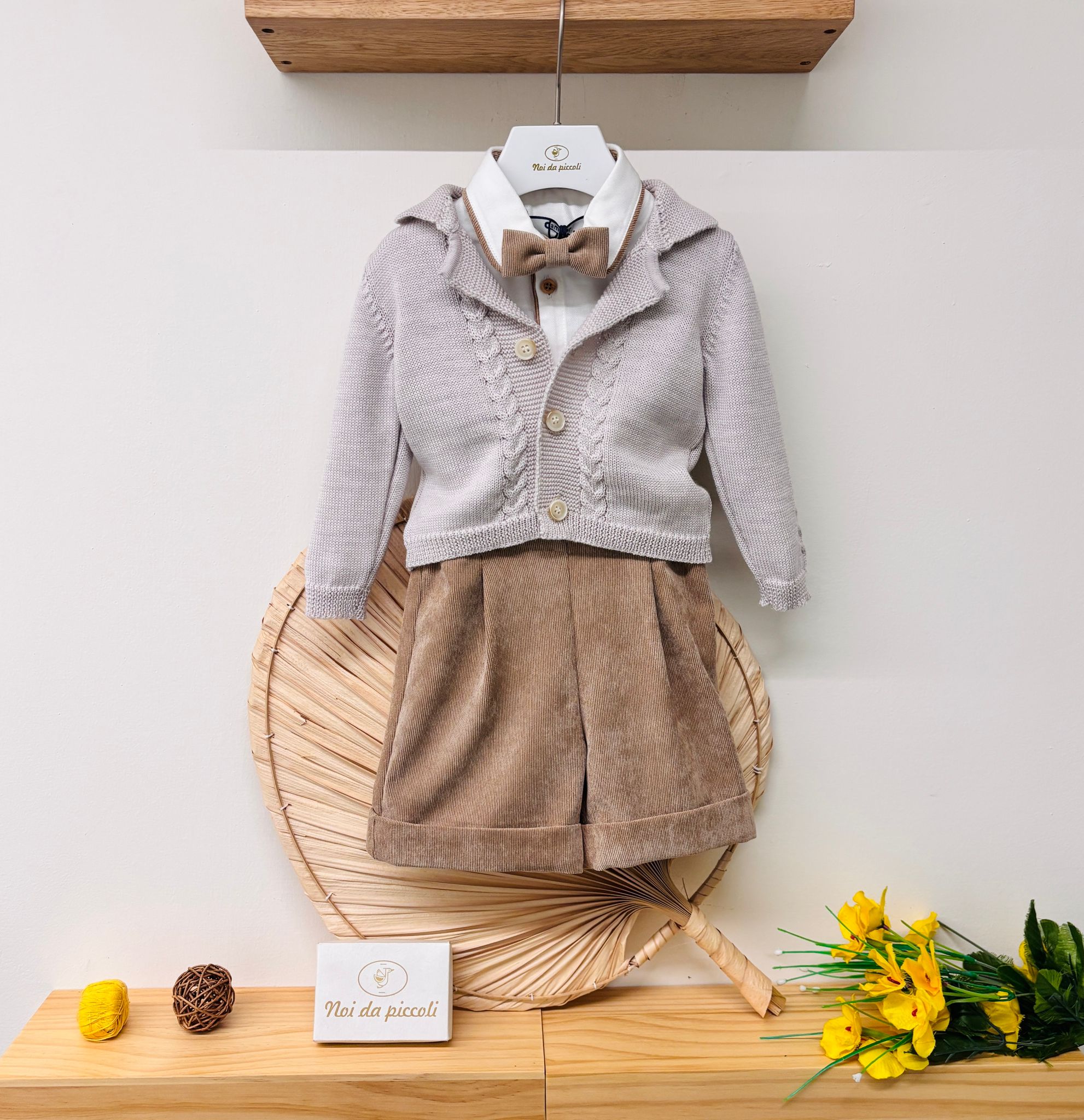 SALOPETTE CON CAMICIA E GOLFINO IN LANA E PAPILLON CAMMELLO - Noi da piccoli