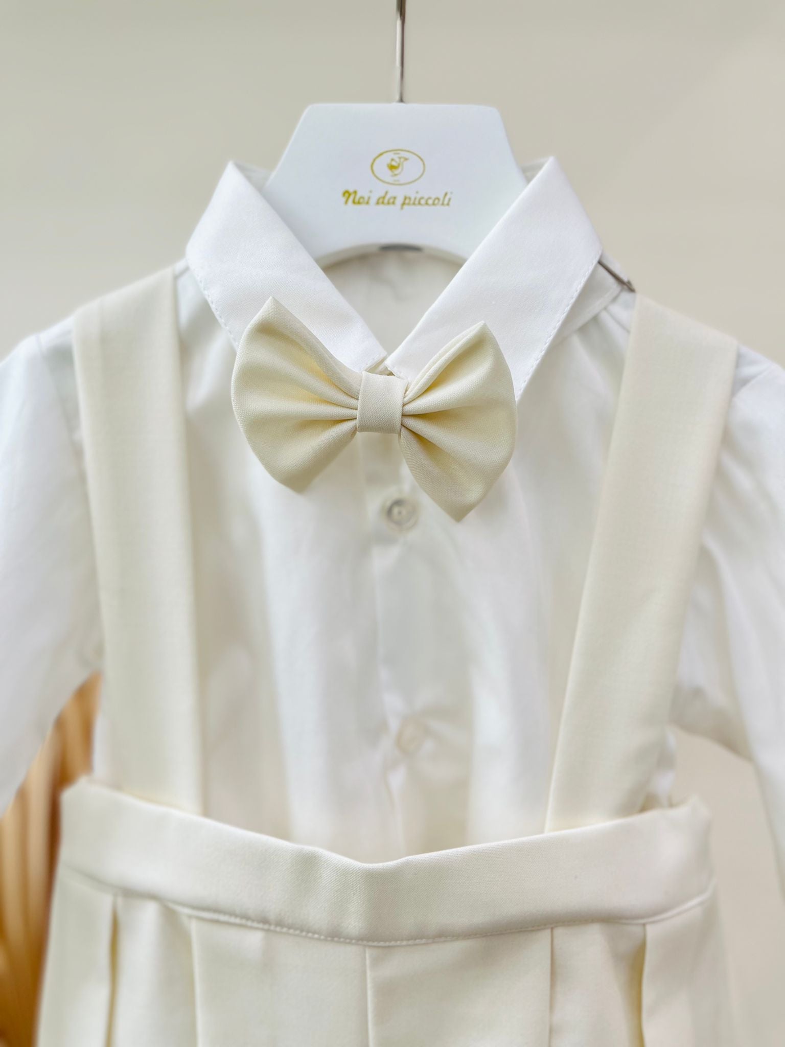 SALOPETTE CON CAMICIA E PAPILLON ABBINATO PANNA - Noi da piccoli