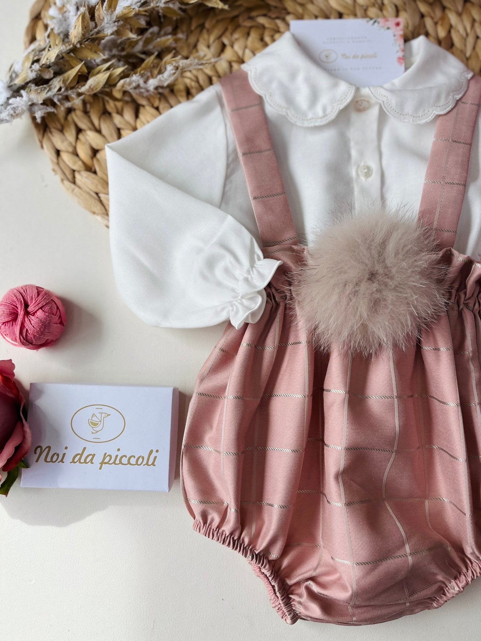 SALOPETTE CON CAMICINA ROSA CON PONPOM - Noi da piccoli