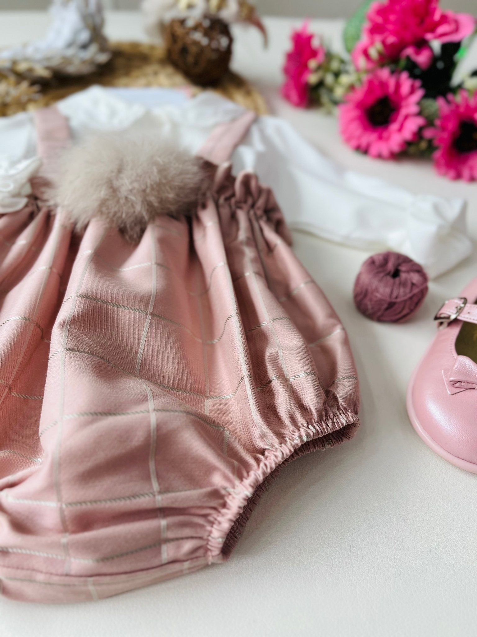 SALOPETTE CON CAMICINA ROSA CON PONPOM - Noi da piccoli